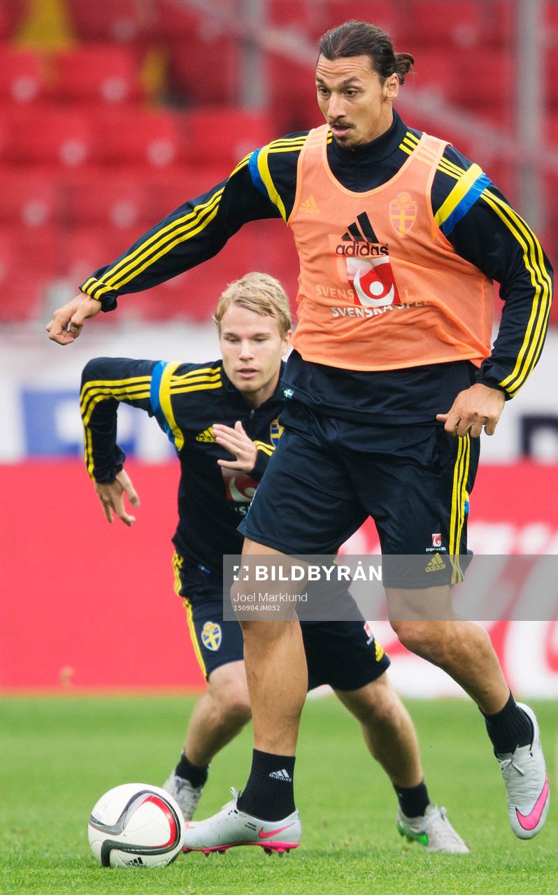 Oscar Lewicki och Zlatan Ibrahimovic kämpar om bollen på
