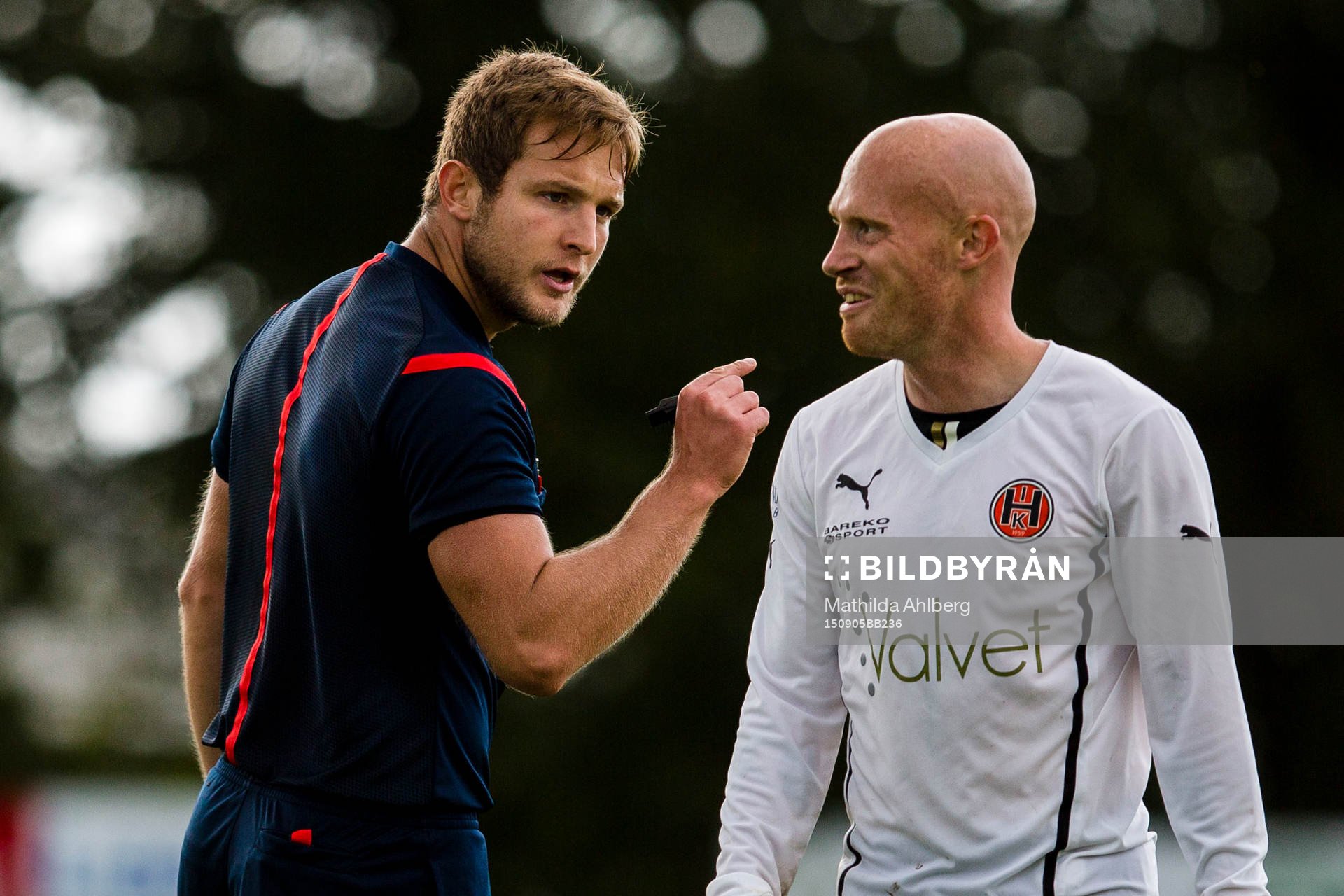 Domaren Besart Hasani tillrättavisar Hittarps Max Mölder under fotbollsmatchen i Division 3 södra mellan Vejby IF och Hittarp IK den 5 September 2015 i Vejbystrand.