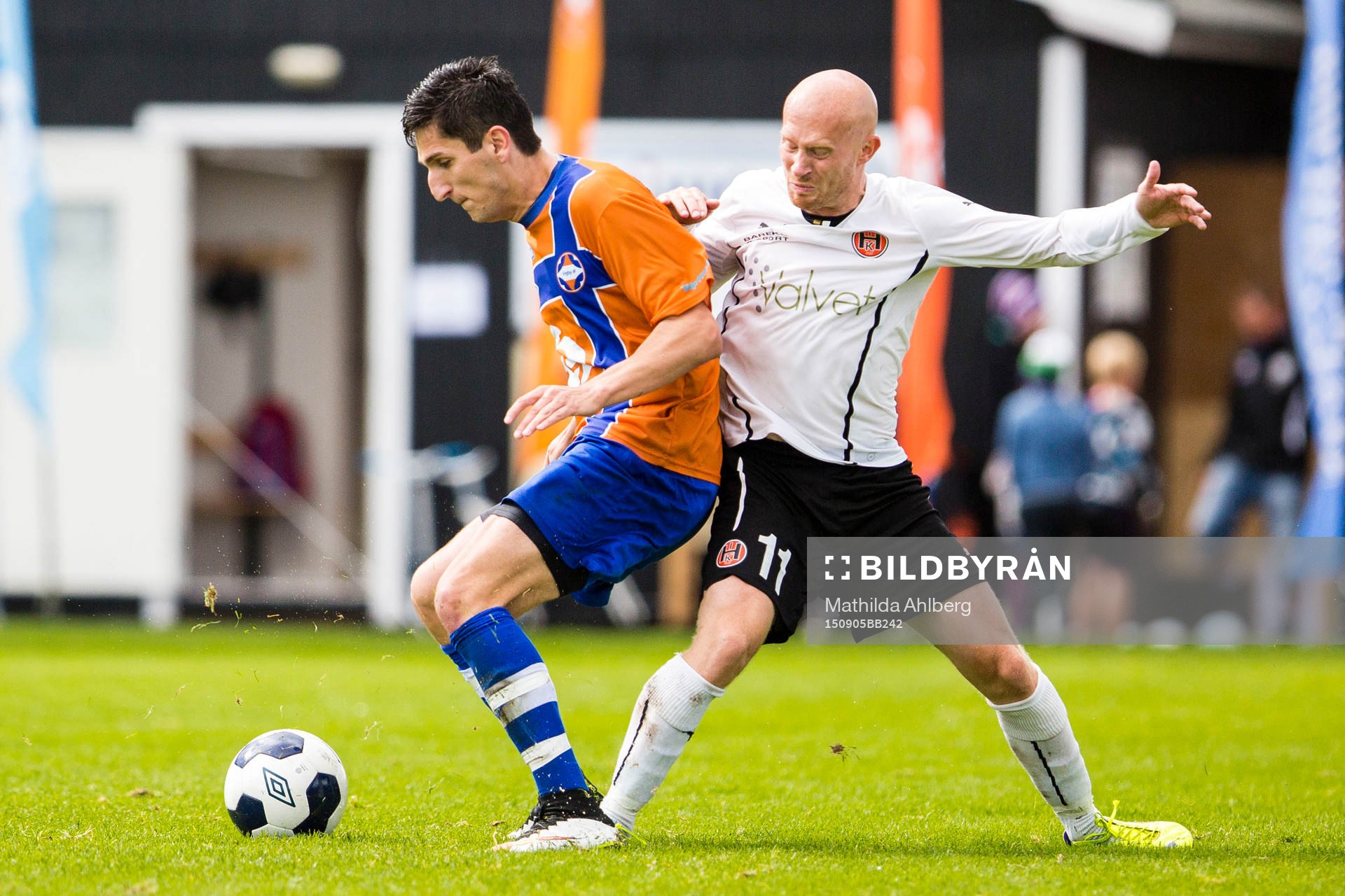 Vejbys Edin Hadzic och Hittarps Max Mölder i duell under fotbollsmatchen i Division 3 södra mellan Vejby IF och Hittarp IK den 5 September 2015 i Vejbystrand.