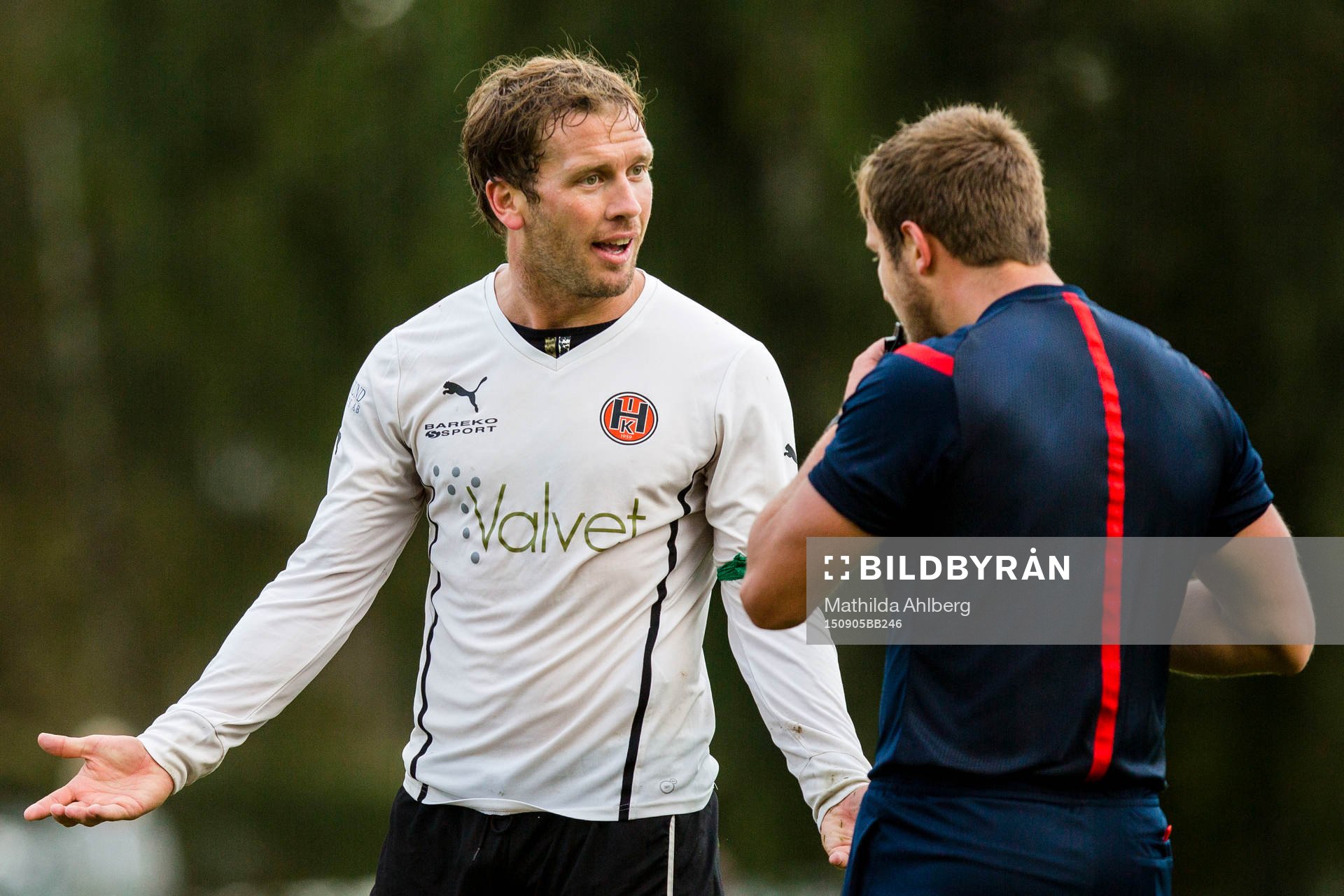 Hittarps Felix Erlanson i diskussion med Domaren Besart
