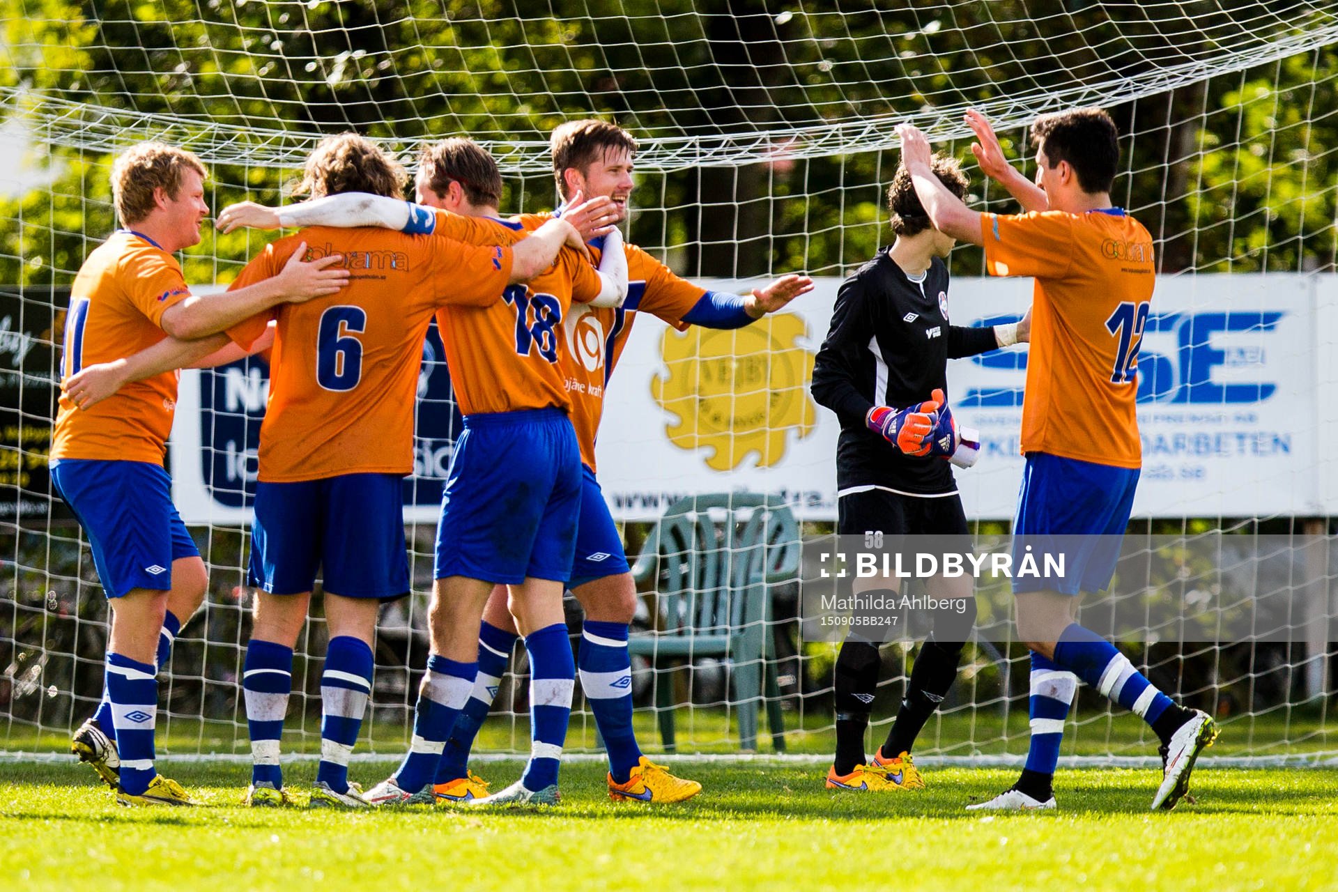 Vejbys spelare firar efter vinsten under fotbollsmatchen i Division 3 södra mellan Vejby IF och Hittarp IK den 5 September 2015 i Vejbystrand.
