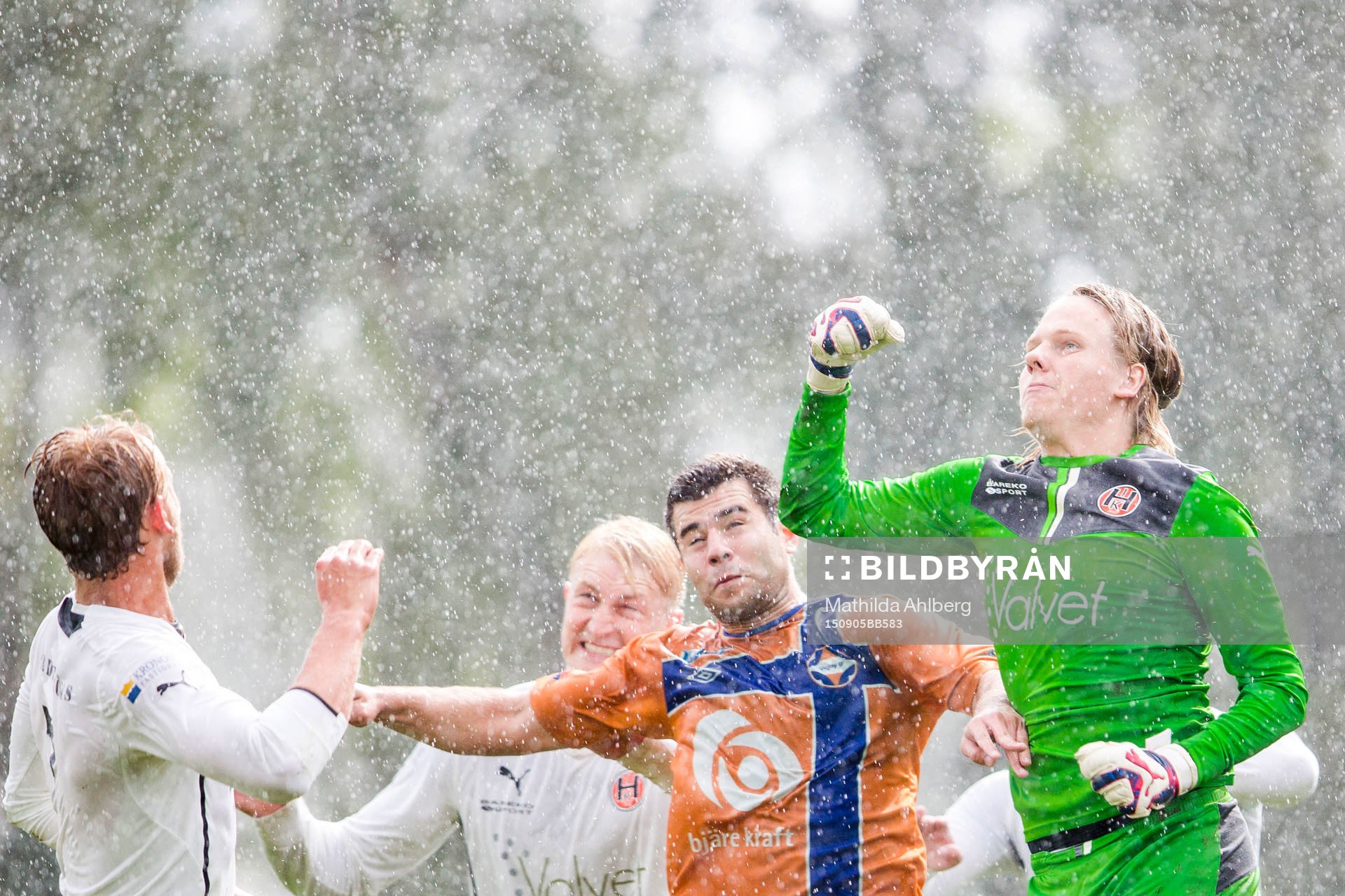 Hittarps målvakt Marcus Werner Rupprecht går ut för att boxa undan bollen framför Vejbys Albin Subasic under fotbollsmatchen i Division 3 södra mellan Vejby IF och Hittarp IK den 5 September 2015 i Vejbystrand.