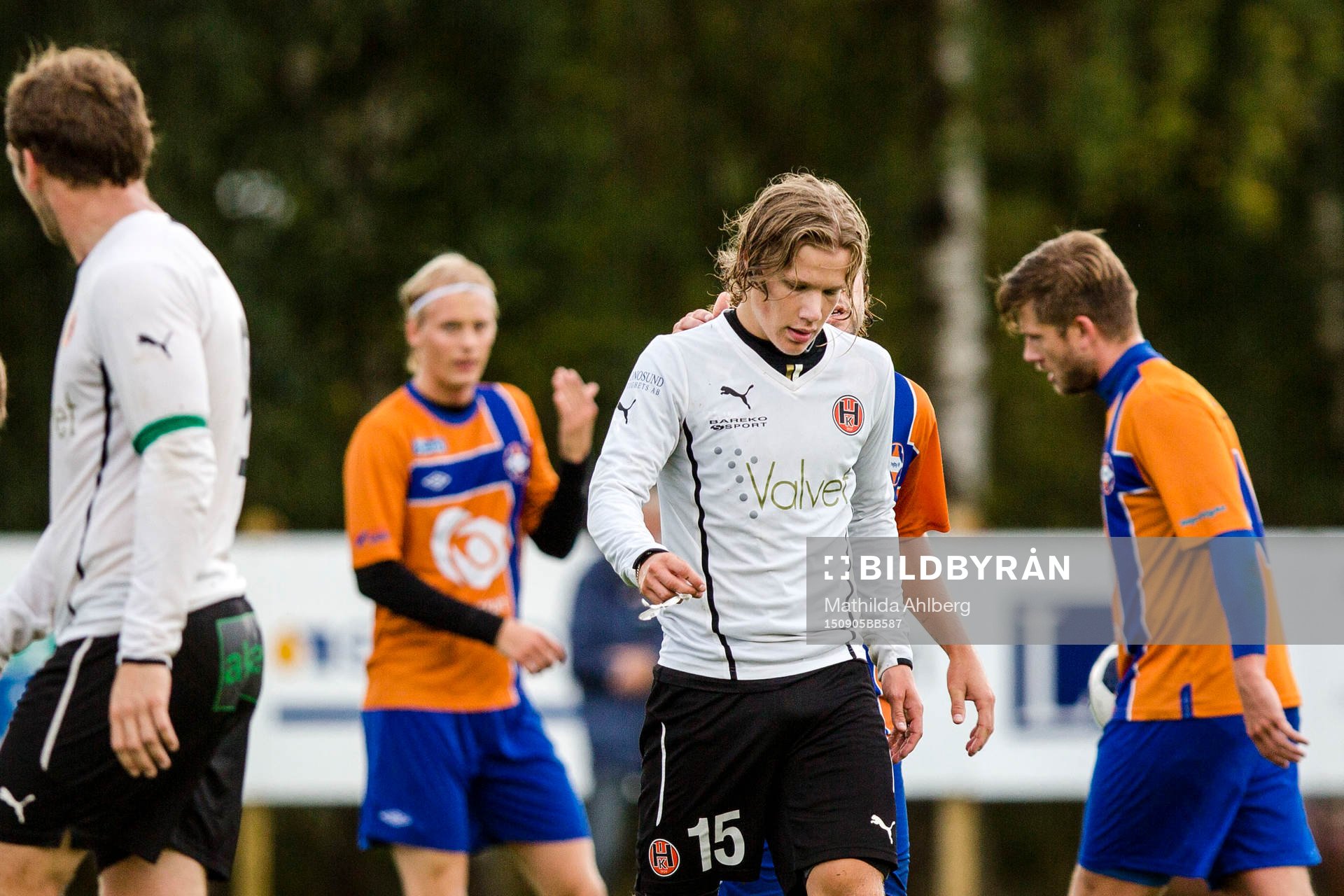 Hittarps Jonathan Olsson går av planen efter att ha blivit utvisad under fotbollsmatchen i Division 3 södra mellan Vejby IF och Hittarp IK den 5 September 2015 i Vejbystrand.