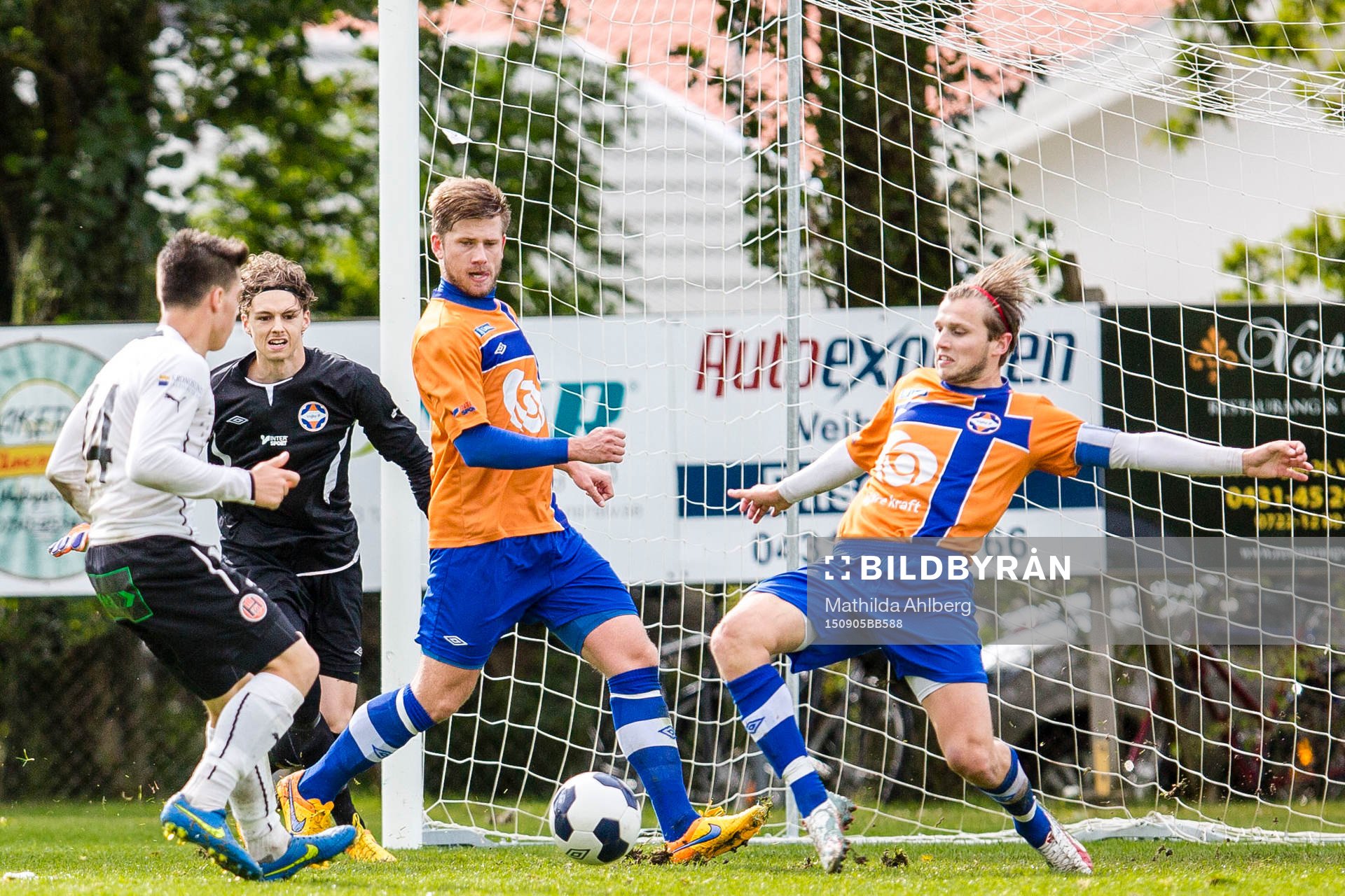 Vejbys spelare försvarar på mållinjen under fotbollsmatchen i Division 3 södra mellan Vejby IF och Hittarp IK den 5 September 2015 i Vejbystrand.