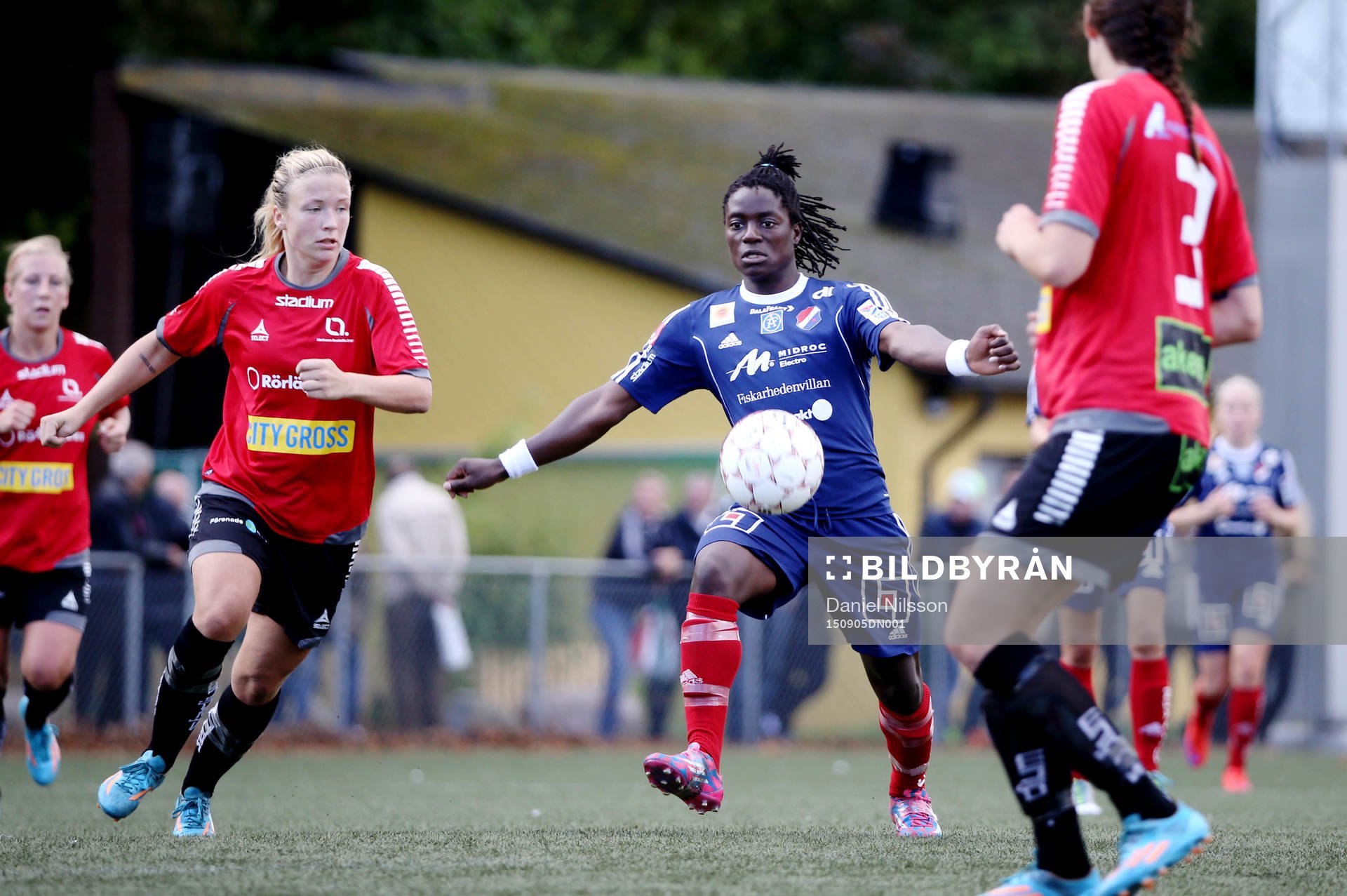 s Katja Jönsson och Kvarnsvedens Tabita Chawinga i