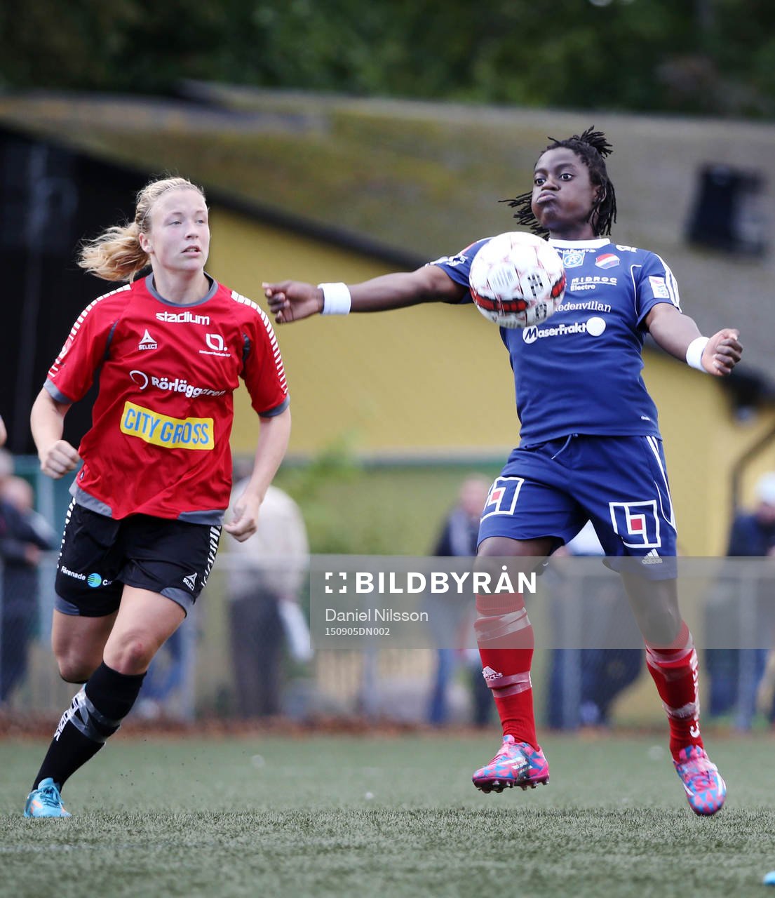 s Katja Jönsson och Kvarnsvedens Tabita Chawinga i