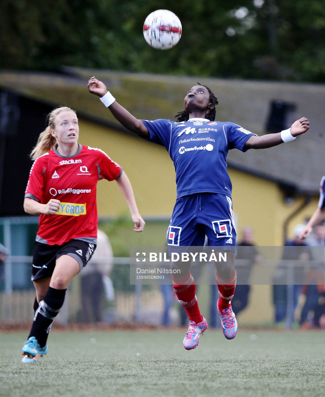 s Katja Jönsson och Kvarnsvedens Tabita Chawinga i