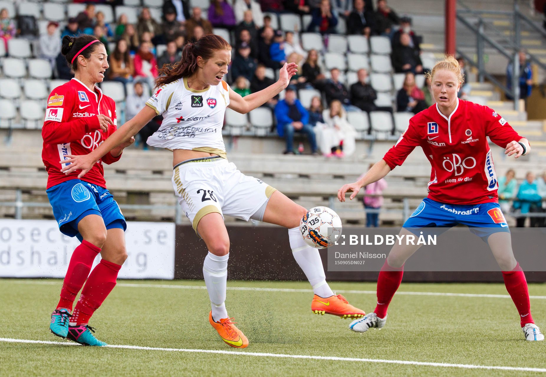Rosengård Malin Gunnarsson och Örebros Marie-Eve Nault