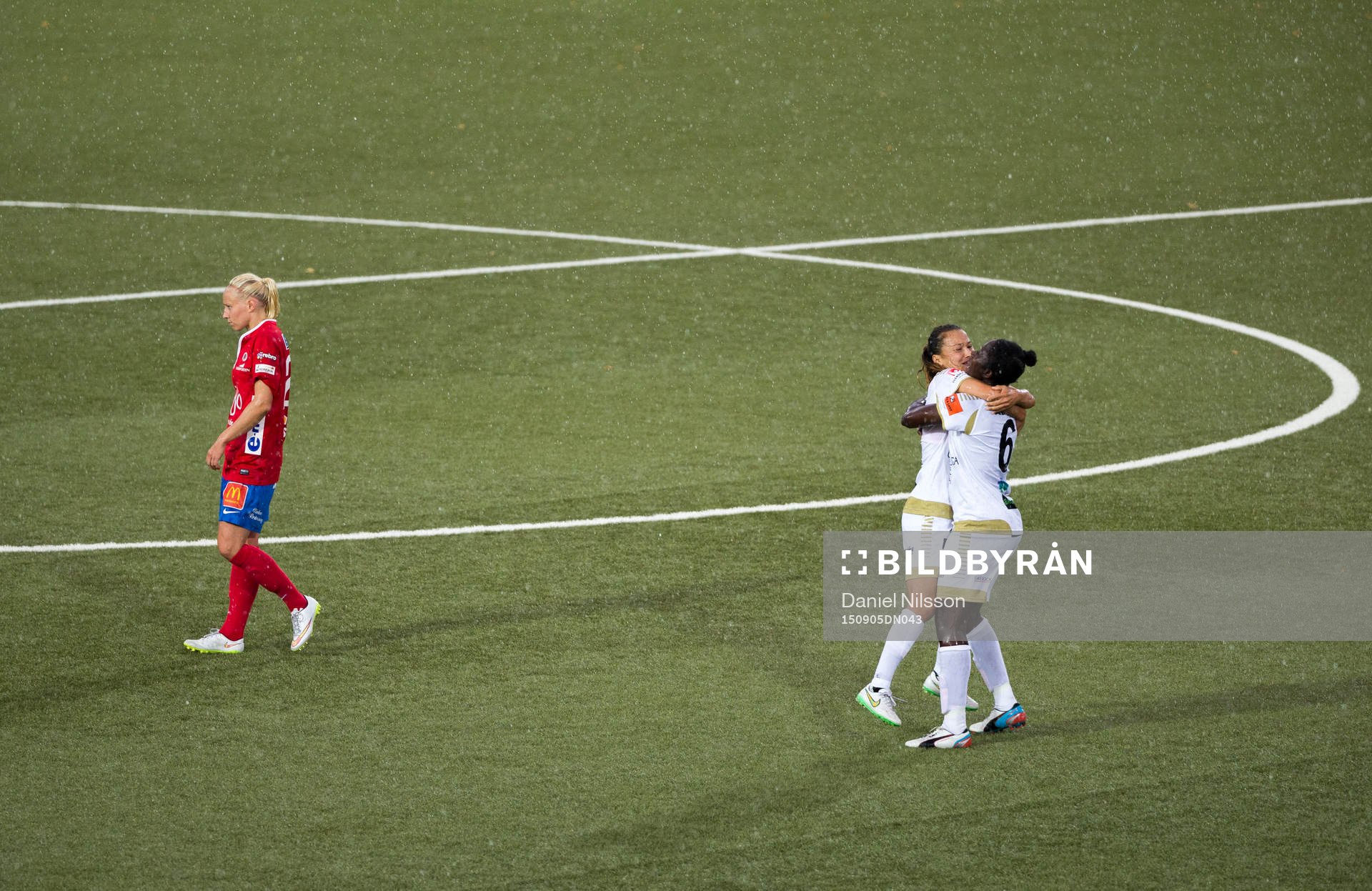 Rosengårds Ali Riley och Anita Asante jublar