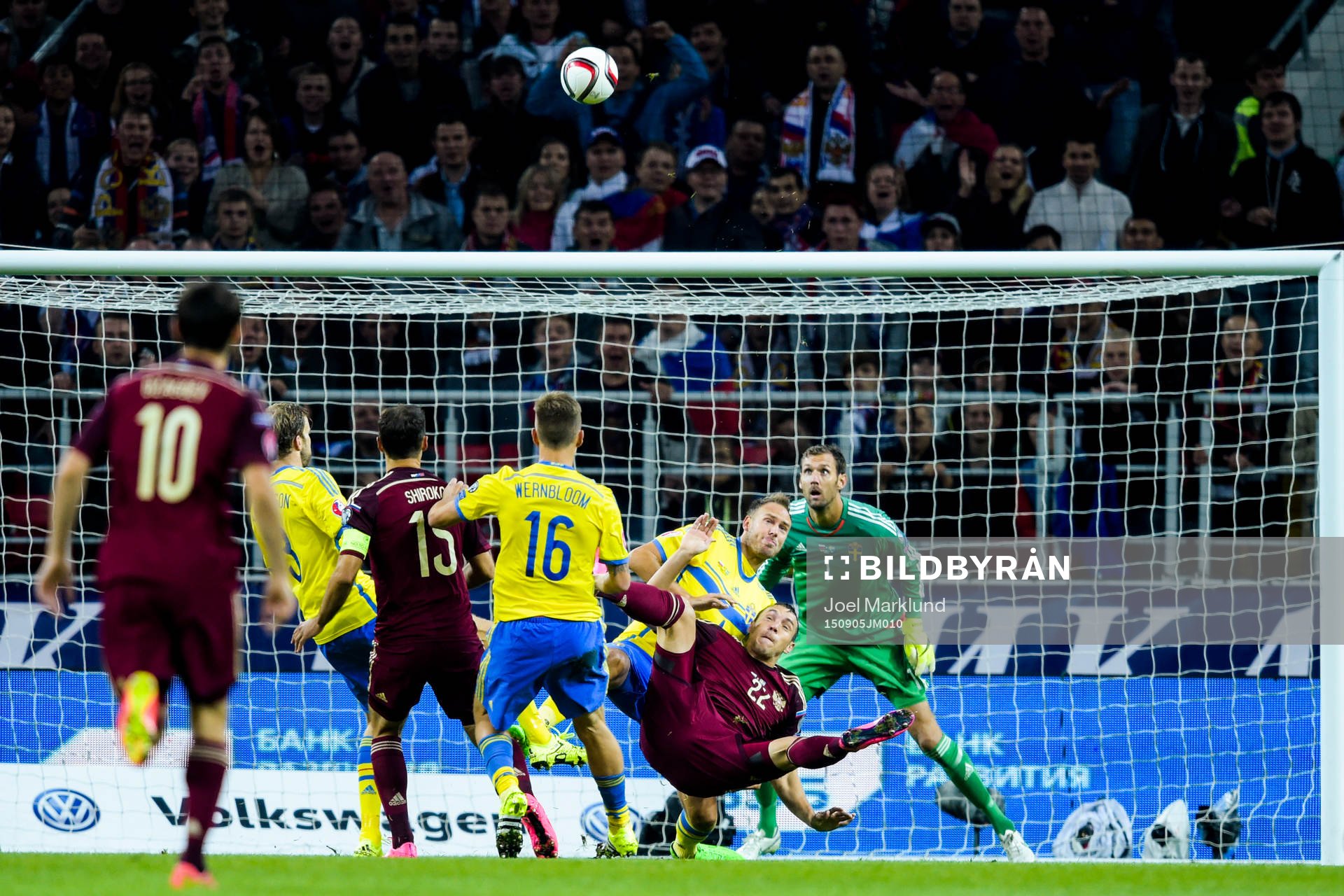 Rysslands Artem Dzyuba med en farlig målchans mot Sveriges