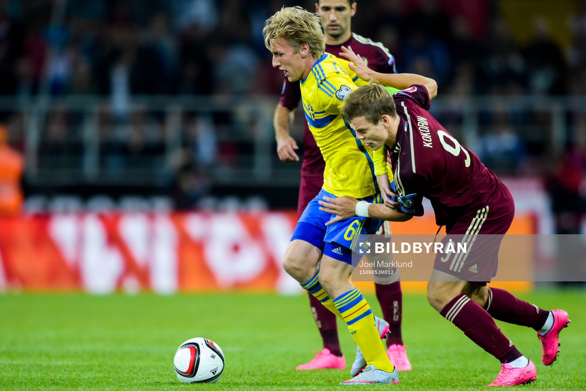 Sveriges Emil Forsberg i närkamp med Rysslands Alexander Kokorin under fotbollsmatchen i EM-kvalet mellan Ryssland och Sverige den 5 september 2015 i Moskva.