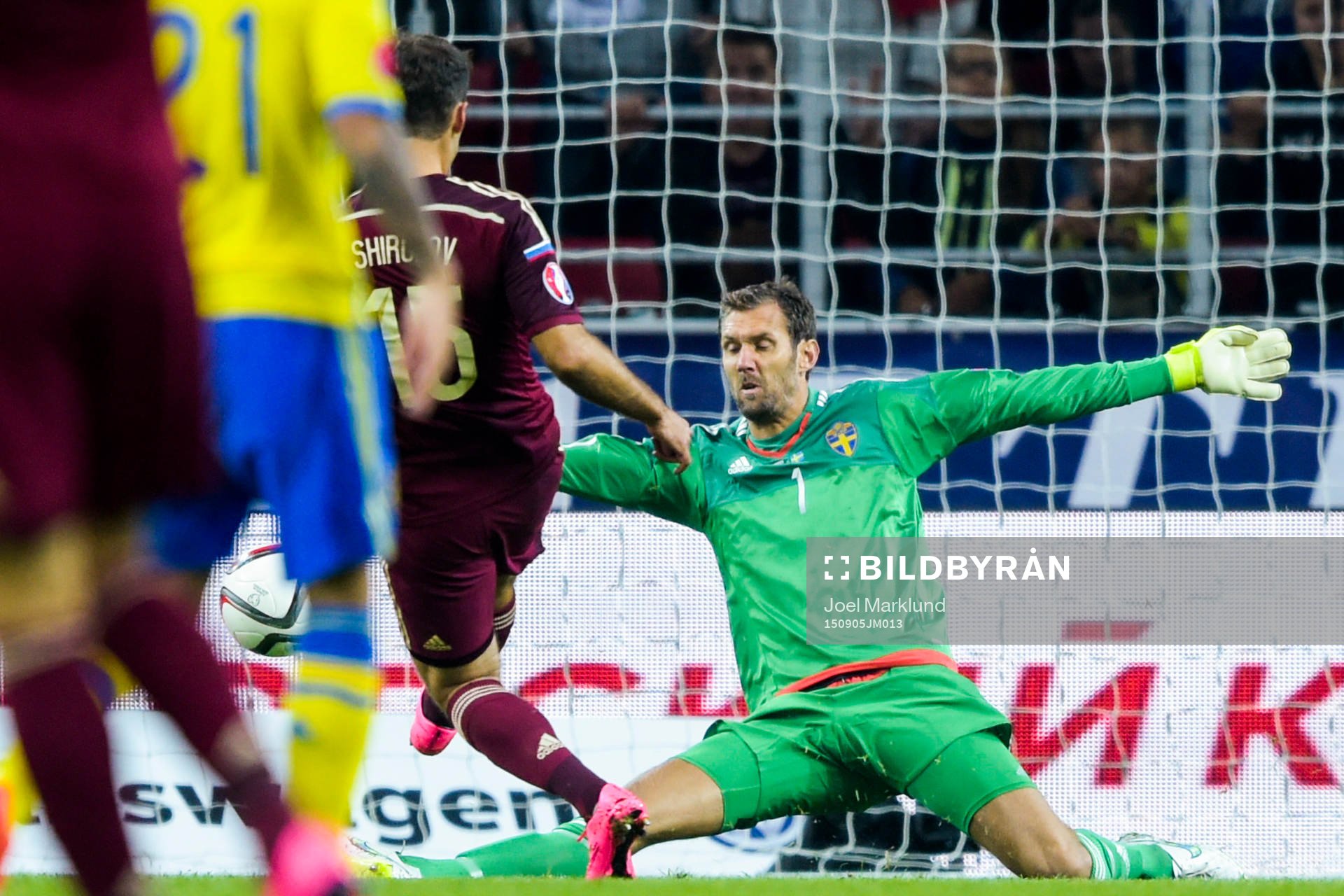 Rysslands Roman Shirokov kommer fri mot Sveriges målvakt