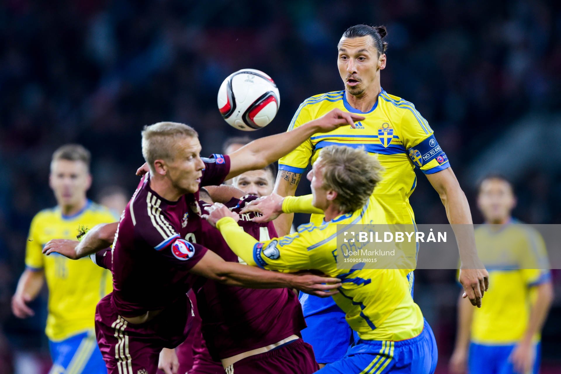 Rysslands Igor Smolnikov i kamp om bollen med Sveriges