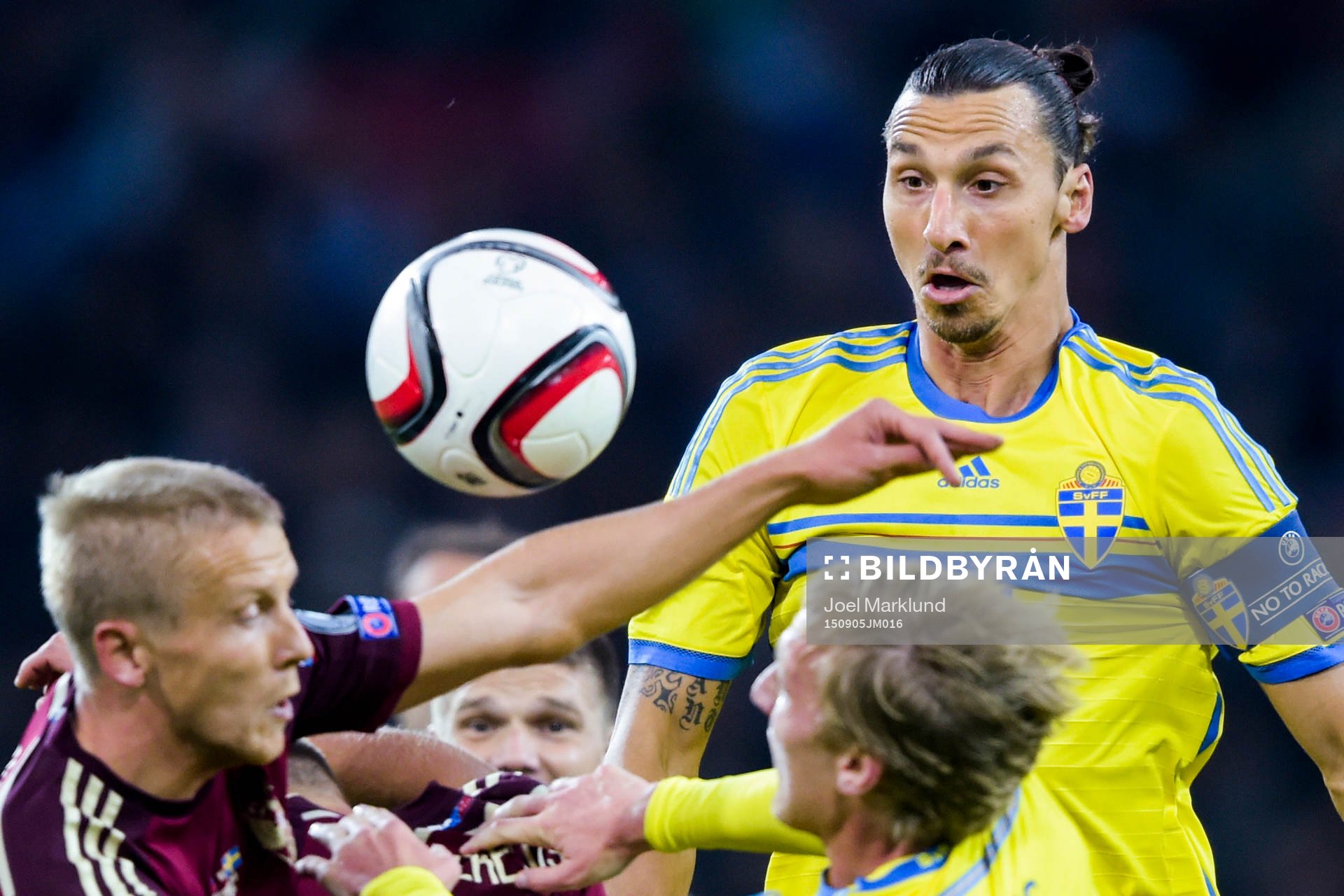 Rysslands Igor Smolnikov i kamp om bollen med Sveriges