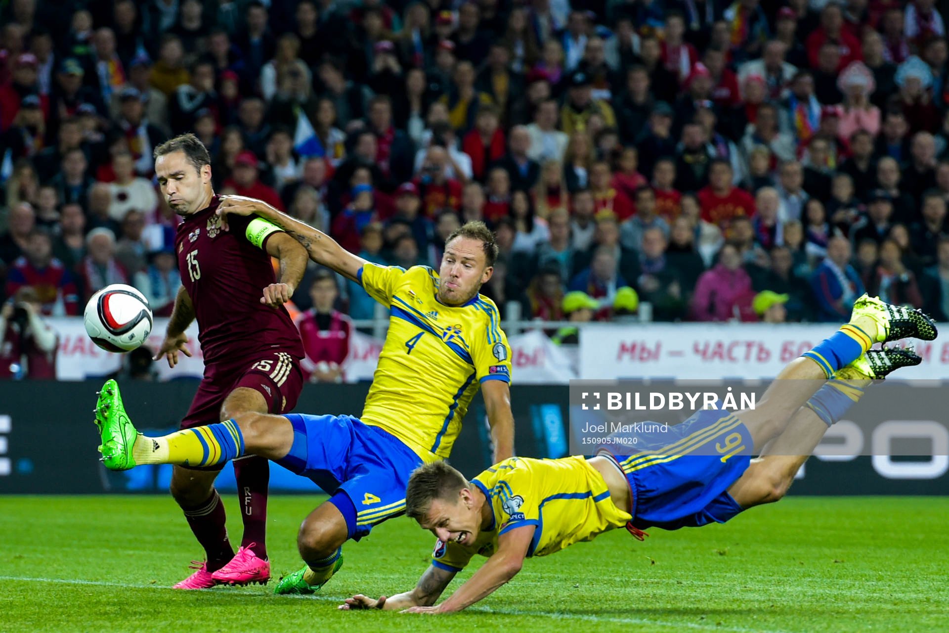 Sveriges Andreas Granqvist och Pontus Wernbloom kastar sig efter en boll i kamp med Rysslands Roman Shirokov under fotbollsmatchen i EM-kvalet mellan Ryssland och Sverige den 5 september 2015 i Moskva.