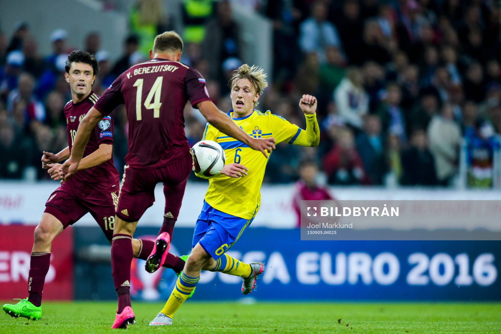 Sveriges Emil Forsberg mot Rysslands Yury Zhirkov och