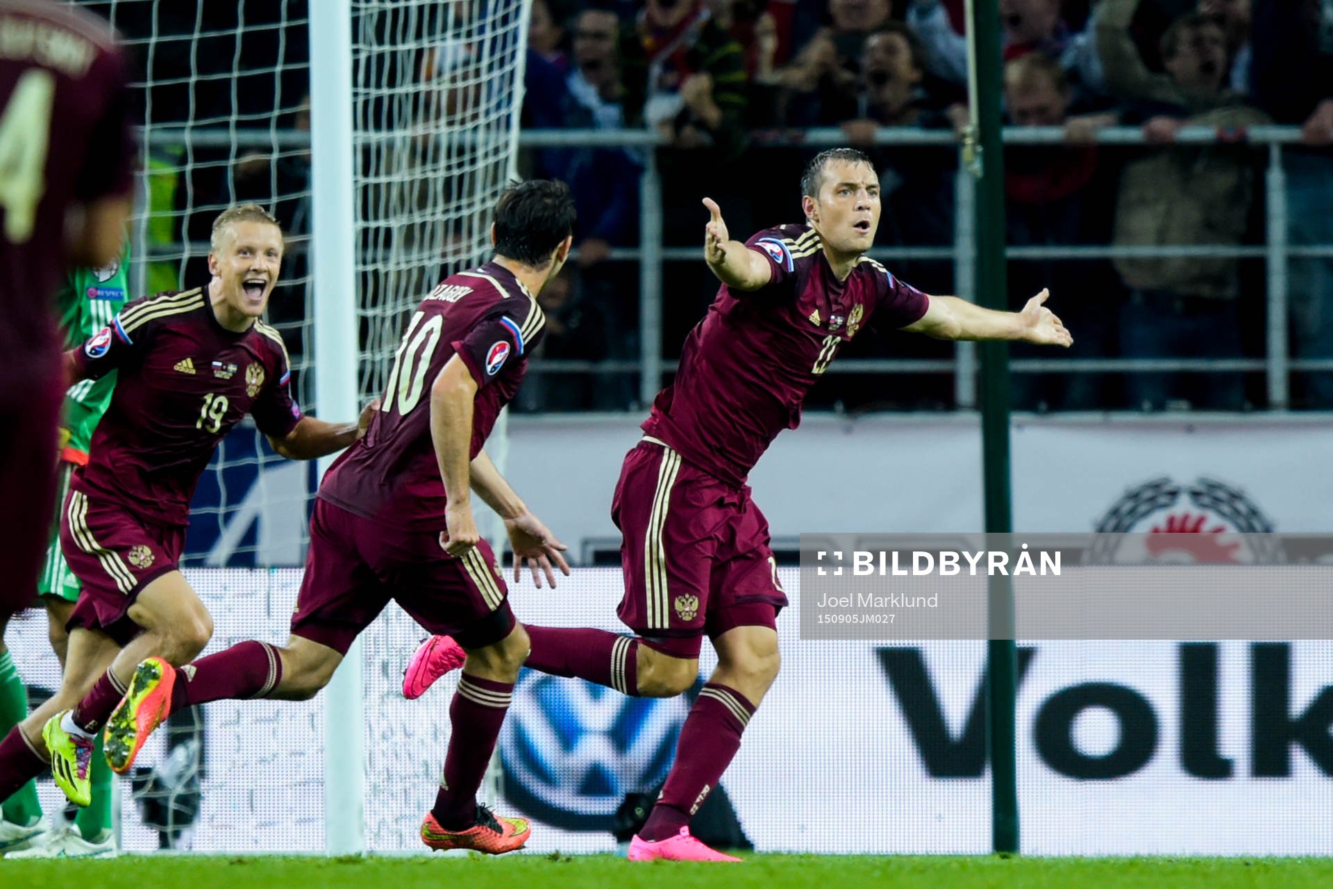 Rysslands Artem Dzyuba (tv) jublar