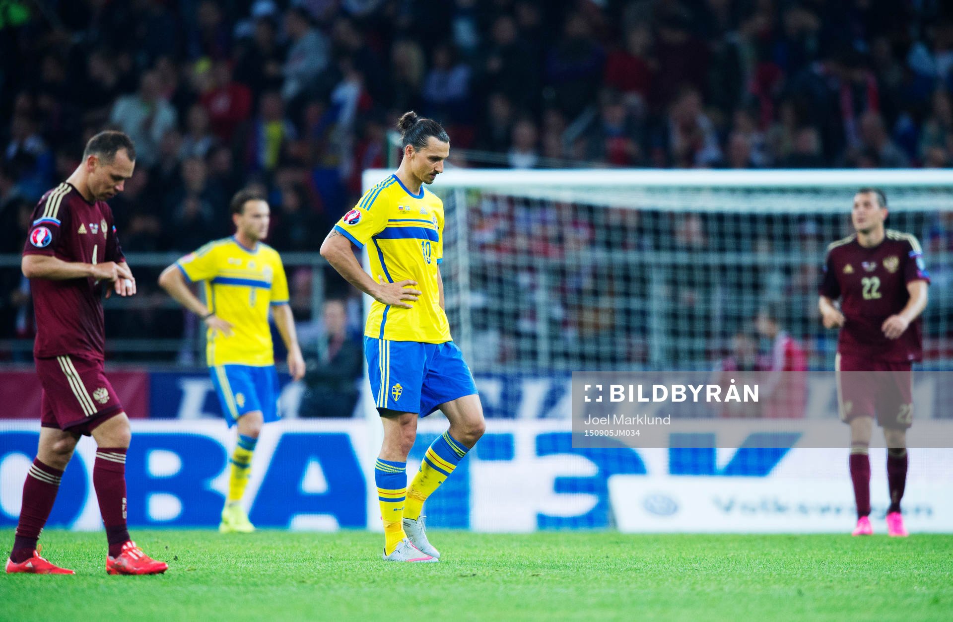 Sveriges Zlatan Ibrahimovic deppar när han lämnar plan