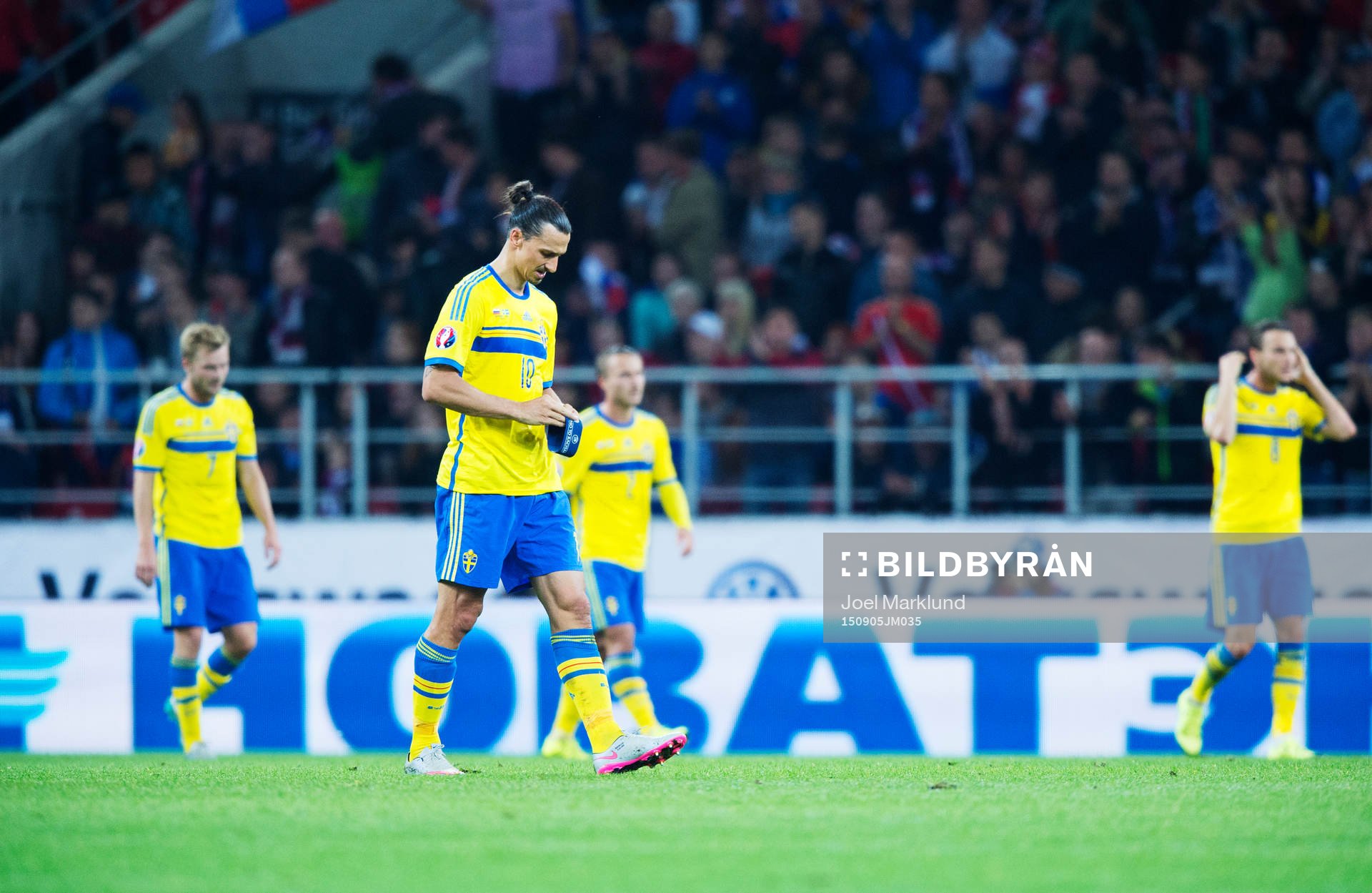 Sveriges Zlatan Ibrahimovic deppar när han lämnar plan