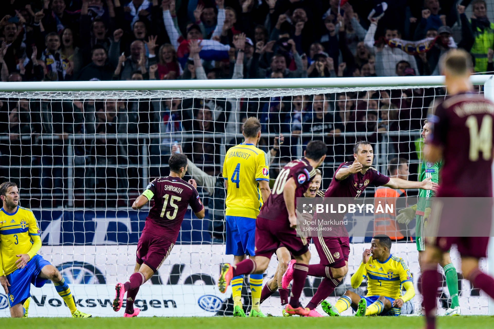 Rysslands Artem Dzyuba (th) jublar