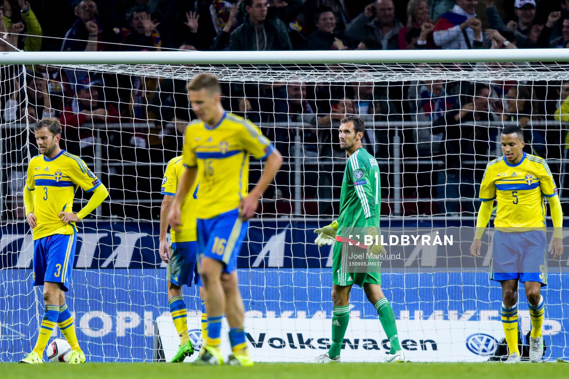Sveriges Mikael Antonsson, målvakt Andreas Isaksson och