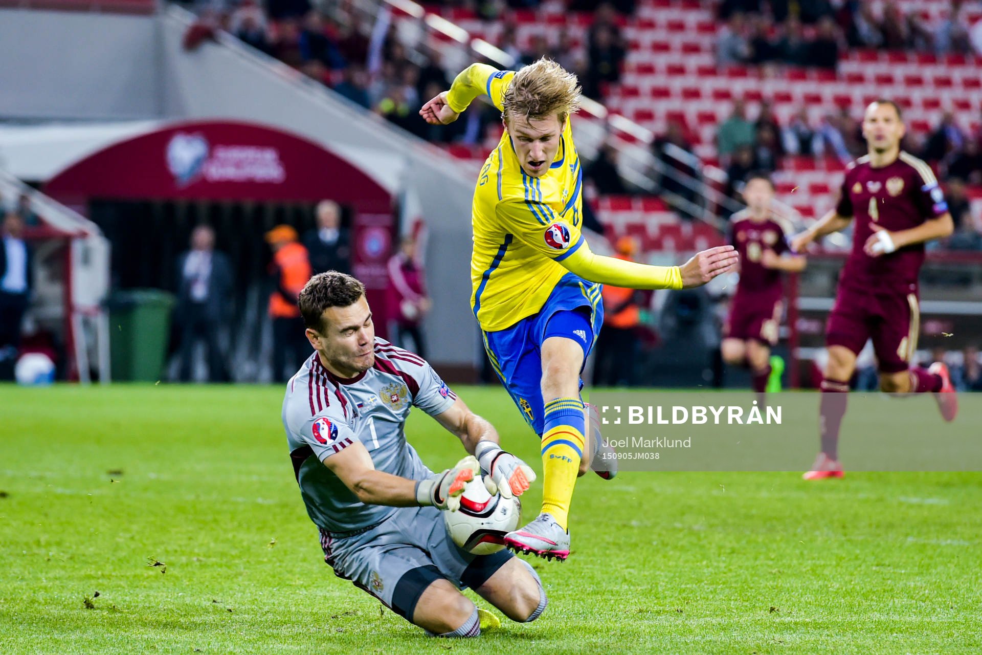 Rysslands målvakt Igor Akinfeev stoppar ett friläge från