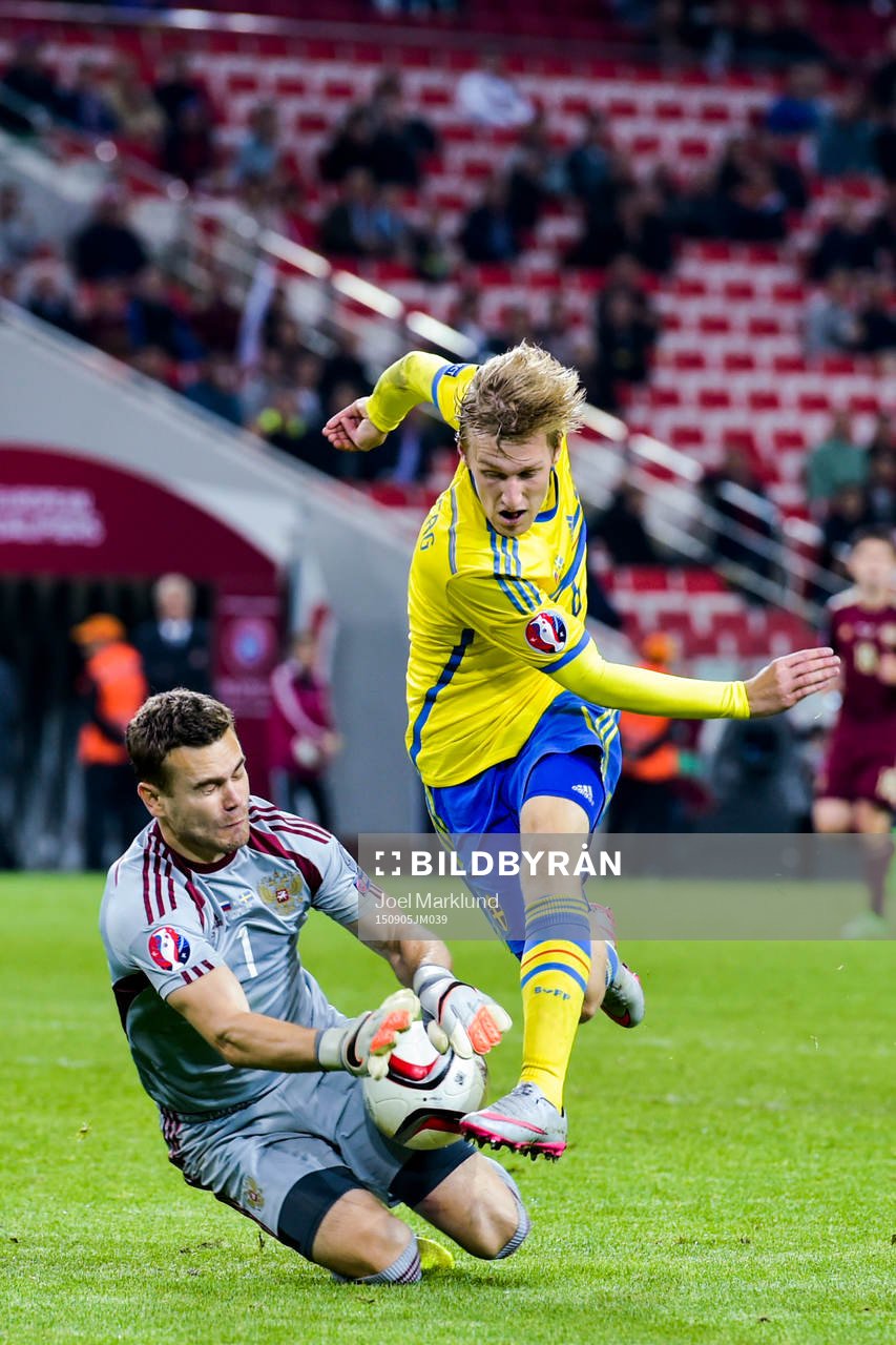 Rysslands målvakt Igor Akinfeev stoppar ett friläge från