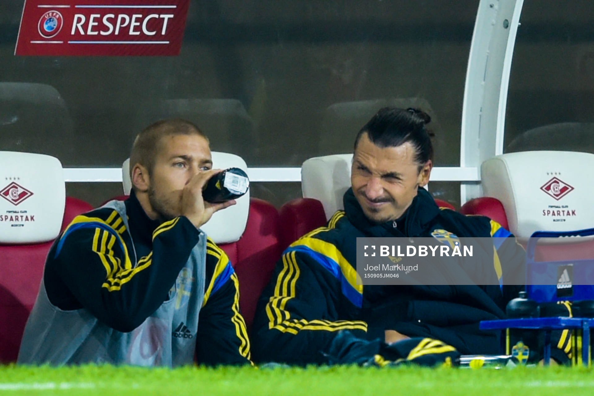 Sveriges Zlatan Ibrahimovic grimaserar på bänken i andra
