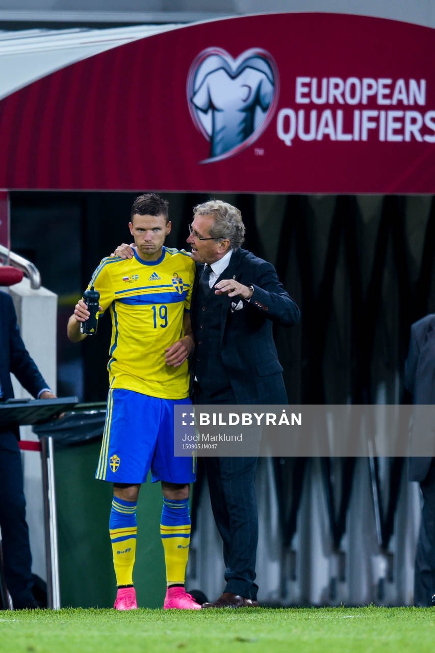 Sveriges Marcus Berg får instruktioner av förbundskapten Erik Hamrén inför ett byte under fotbollsmatchen i EM-kvalet mellan Ryssland och Sverige den 5 september 2015 i Moskva.