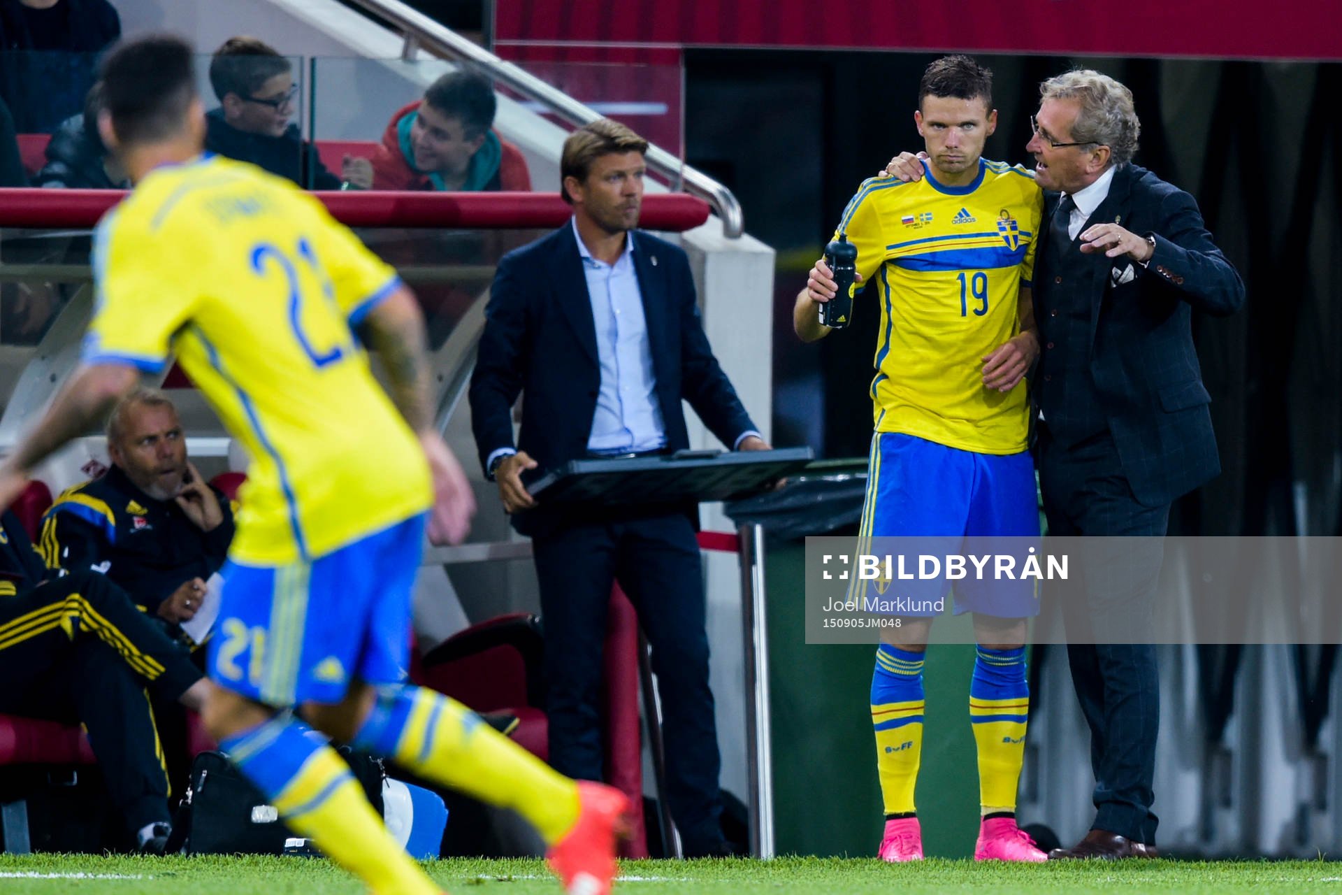 Sveriges Marcus Berg får instruktioner av förbundskapten Erik Hamrén inför ett byte under fotbollsmatchen i EM-kvalet mellan Ryssland och Sverige den 5 september 2015 i Moskva.
