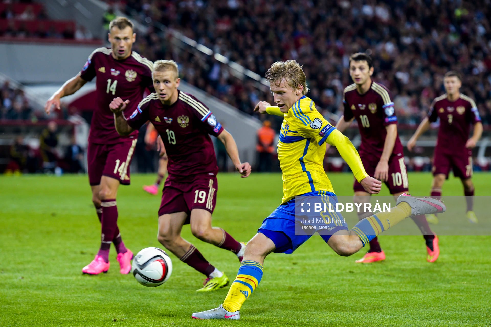 Sveriges Emil Forsberg laddar för skott