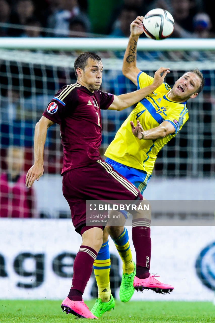 Rysslands Artem Dzyuba trycker till Sveriges Andreas