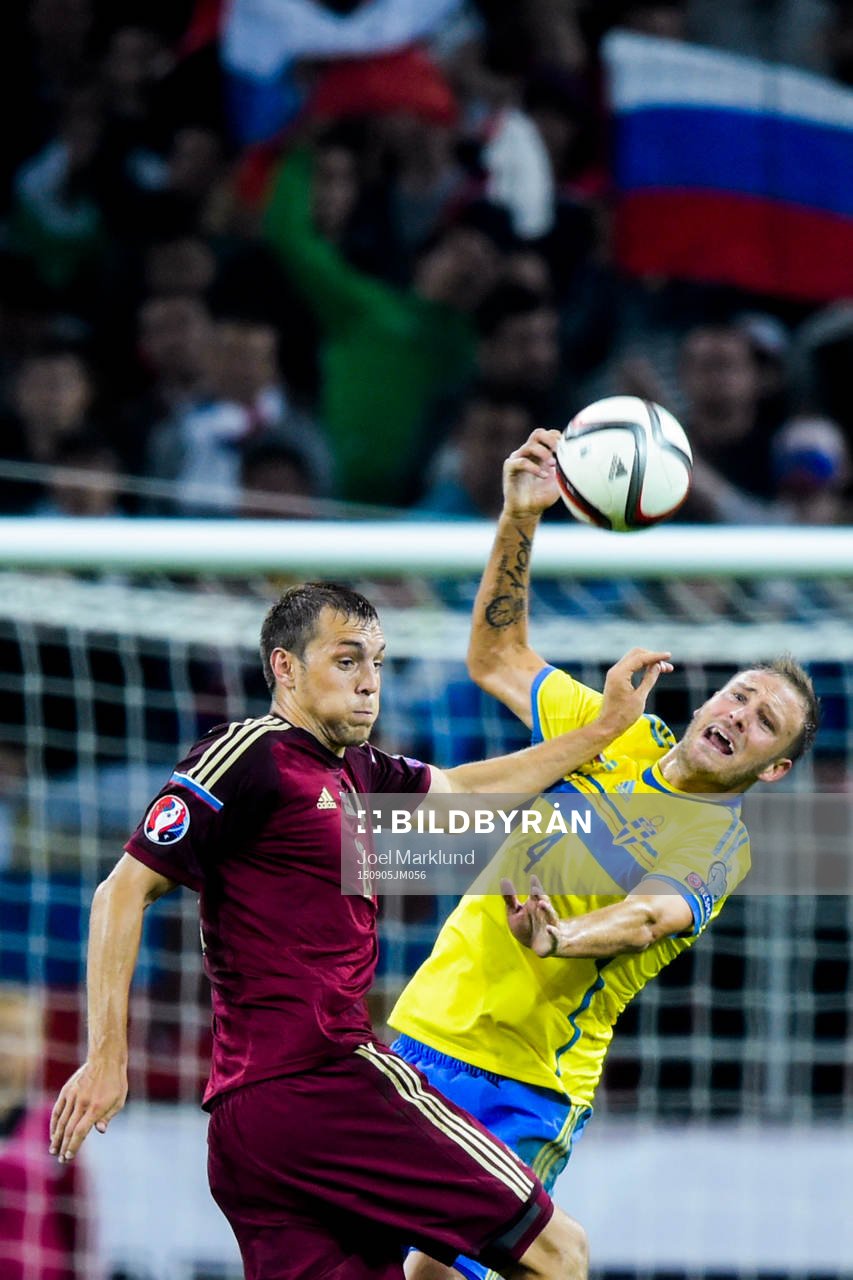 Rysslands Artem Dzyuba trycker till Sveriges Andreas Granqvist under fotbollsmatchen i EM-kvalet mellan Ryssland och Sverige den 5 september 2015 i Moskva.