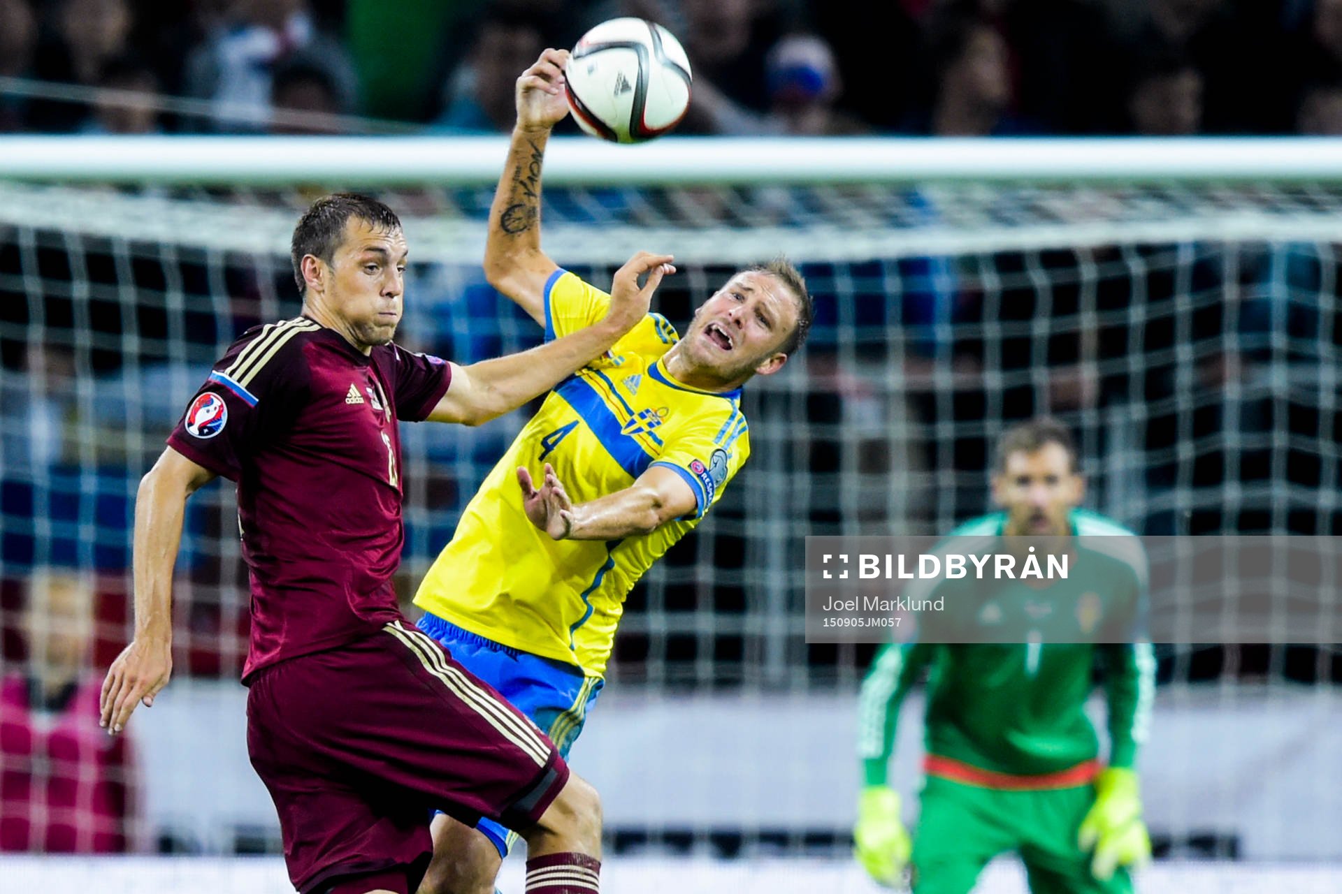 Rysslands Artem Dzyuba trycker till Sveriges Andreas
