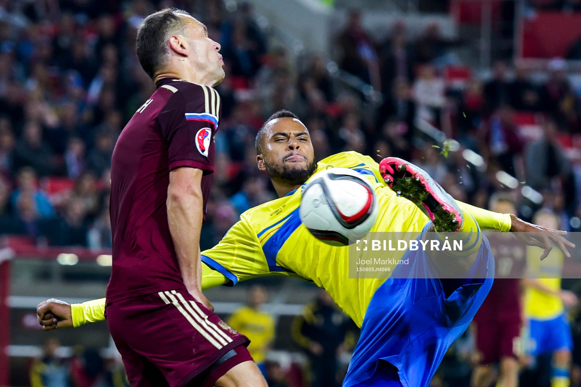 Sveriges Isaac Kiese Thelin med målchans mot Rysslands