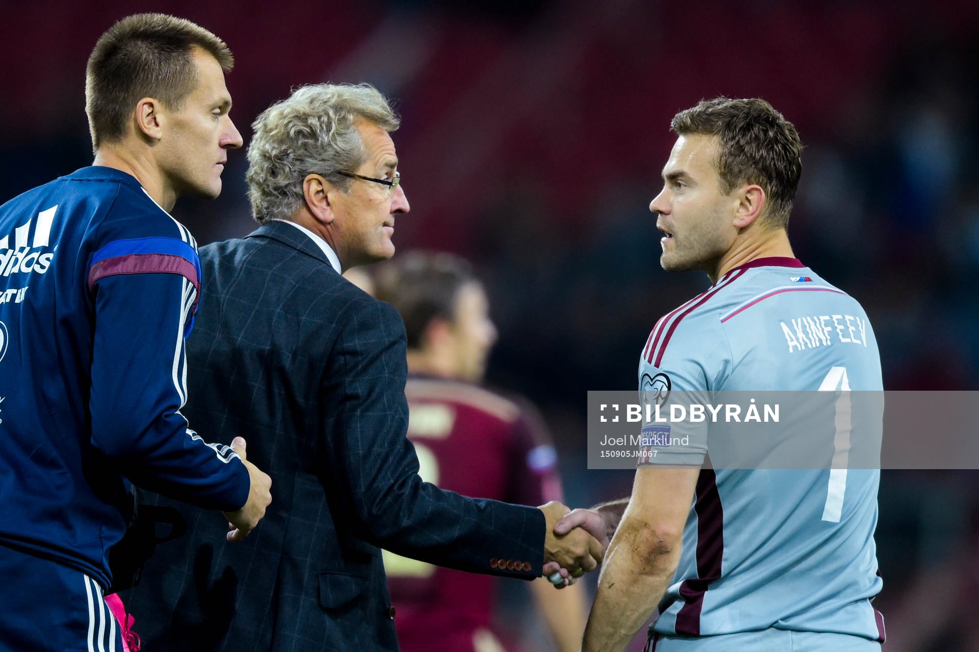 Rysslands målvakt Igor Akinfeev tackar Sveriges