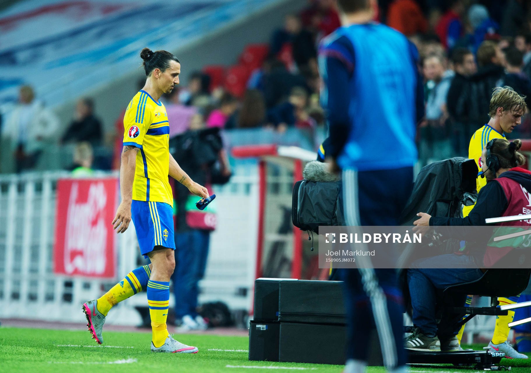 Sveriges Zlatan Ibrahimovic deppar när han lämnar plan