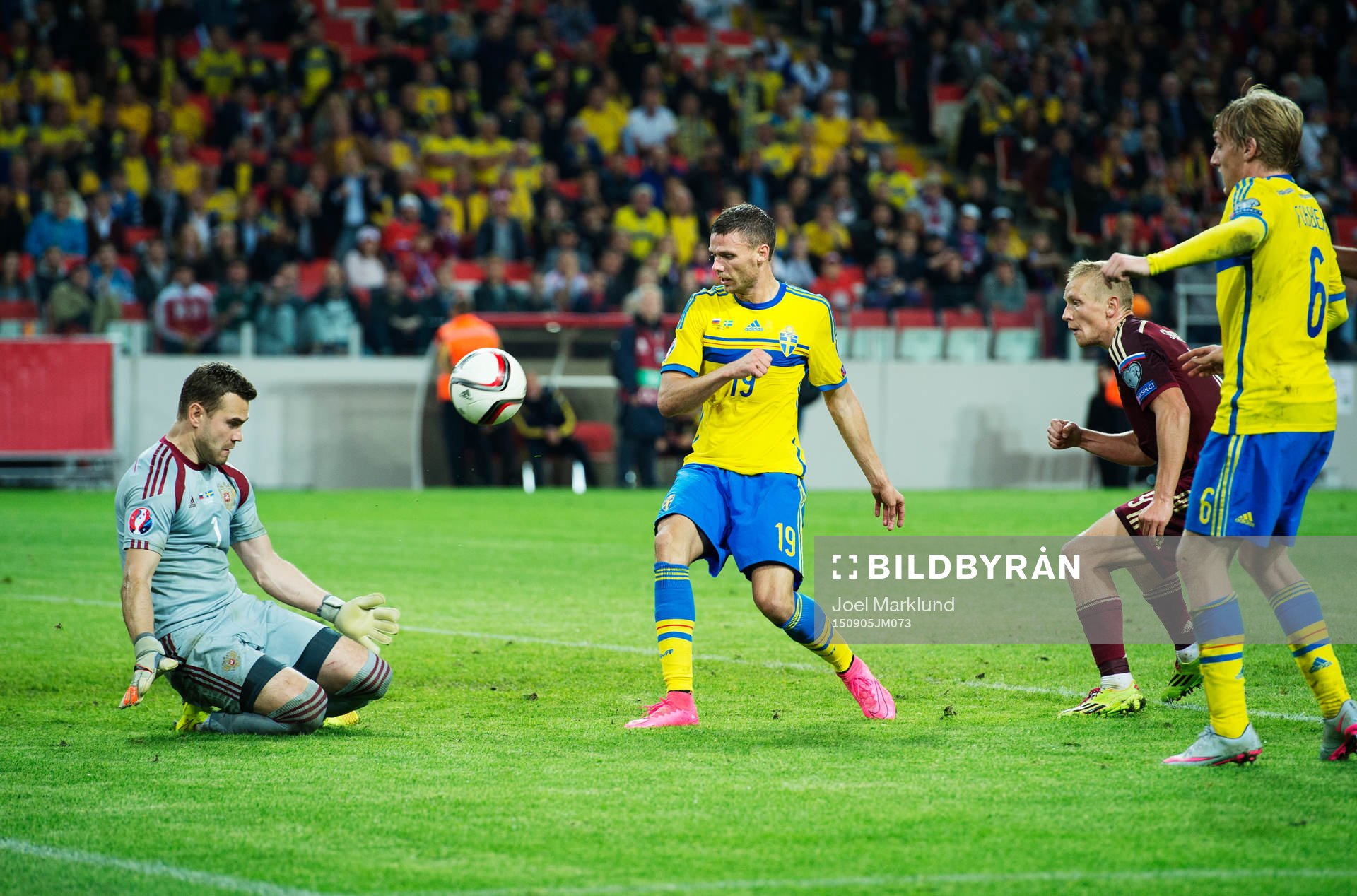Rysslands målvakt Igor Akinfeev stoppar en målchans från