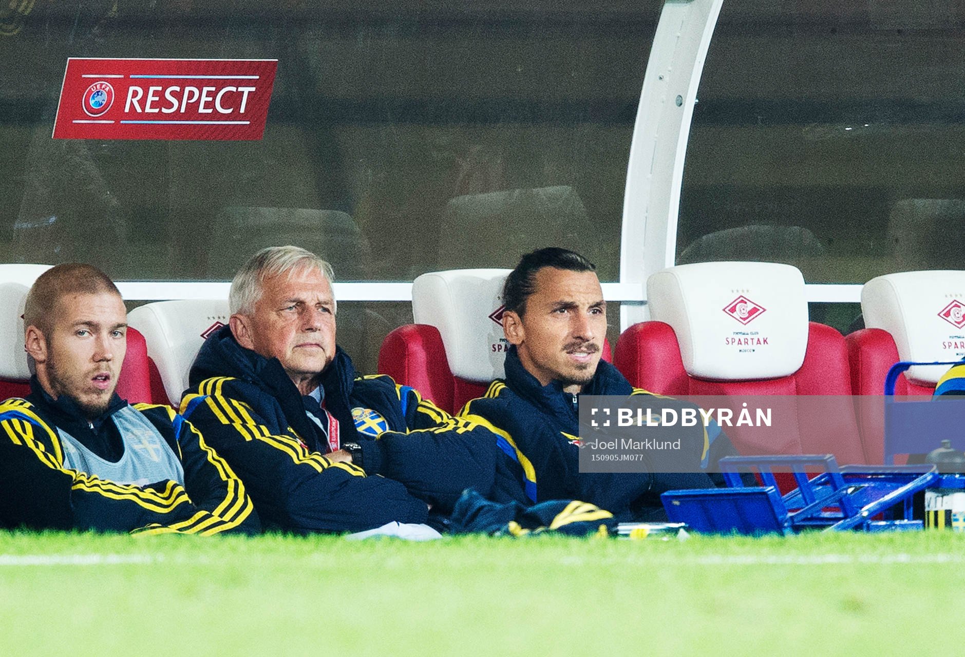 Sveriges Zlatan Ibrahimovic (t h) sitter på bänken i