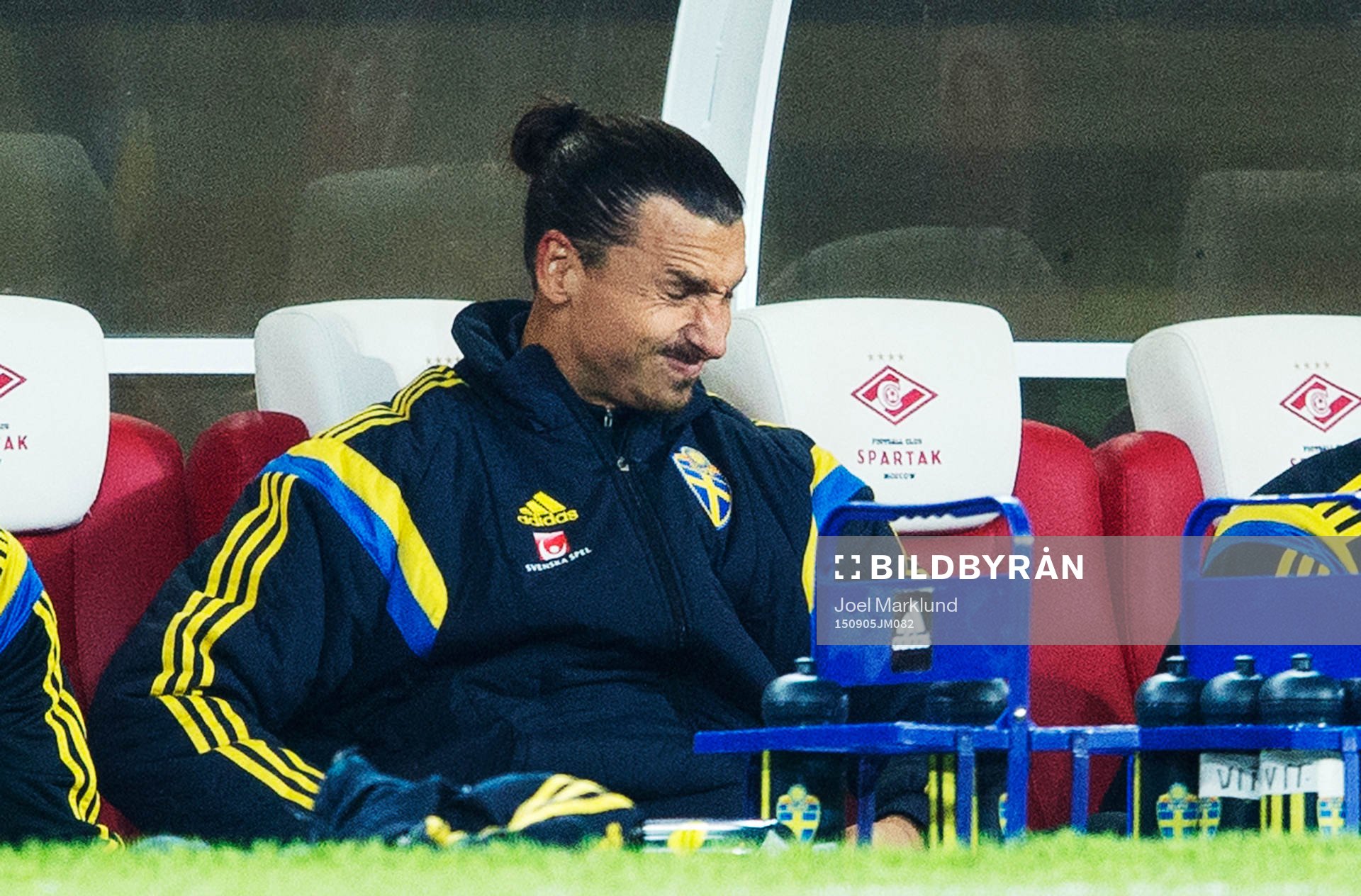 Sveriges Zlatan Ibrahimovic grimaserar när han sitter på