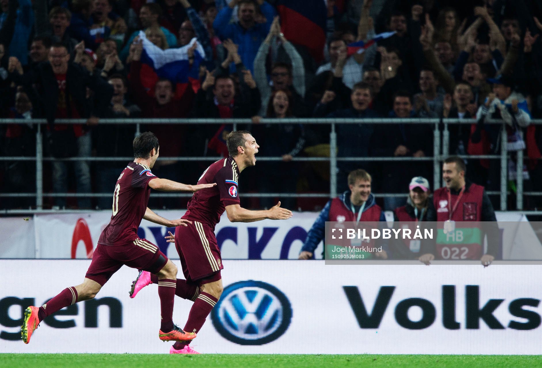Rysslands Alan Dzagoev och Artem Dzyuba jublar efter 1-0-målet under fotbollsmatchen i EM-kvalet mellan Ryssland och Sverige den 5 september 2015 i Moskva.