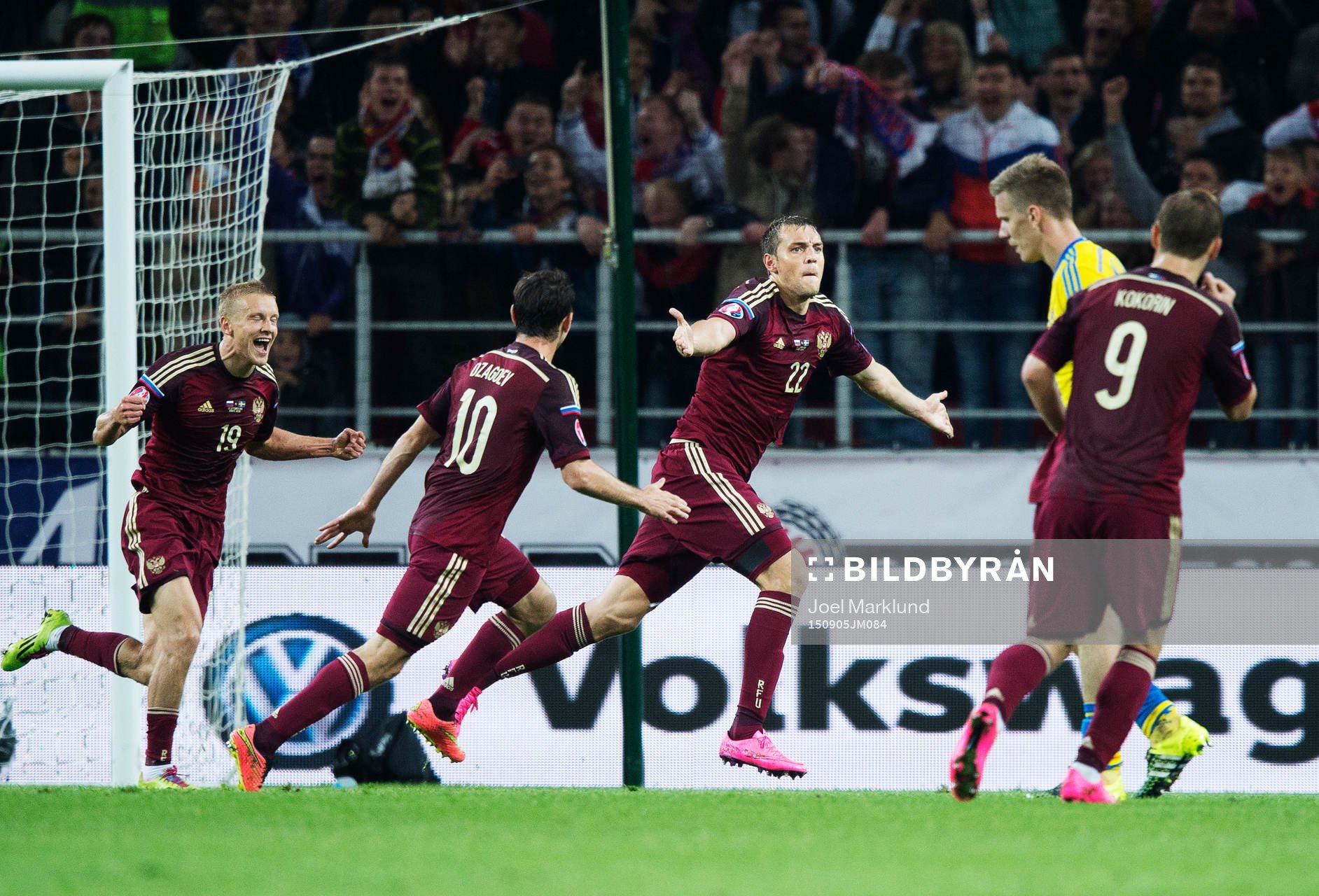 Rysslands Igor Smolnikov, Alan Dzagoev och Artem Dzyuba jublar efter 1-0-målet under fotbollsmatchen i EM-kvalet mellan Ryssland och Sverige den 5 september 2015 i Moskva.