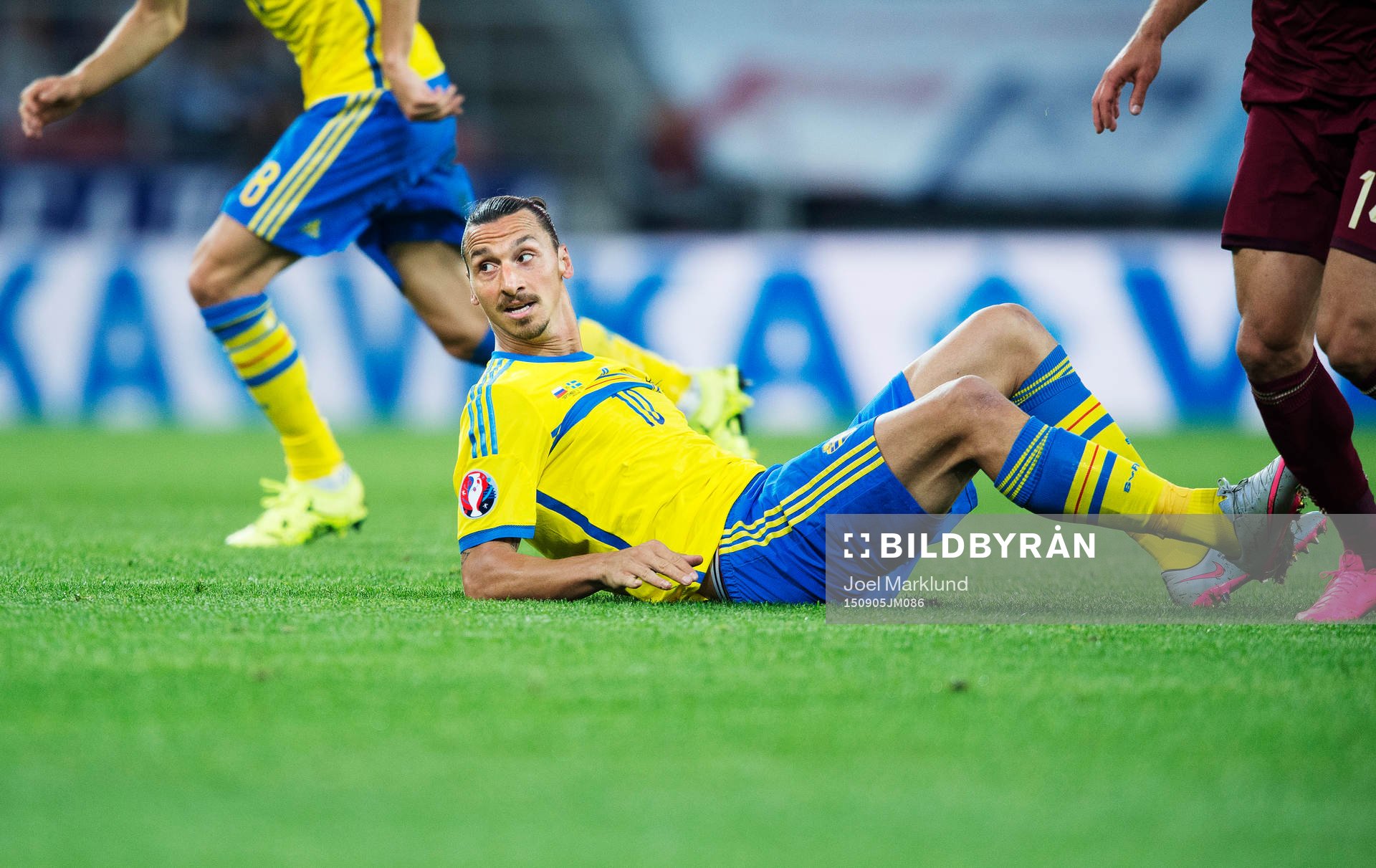 Sveriges Zlatan Ibrahimovic på fall
