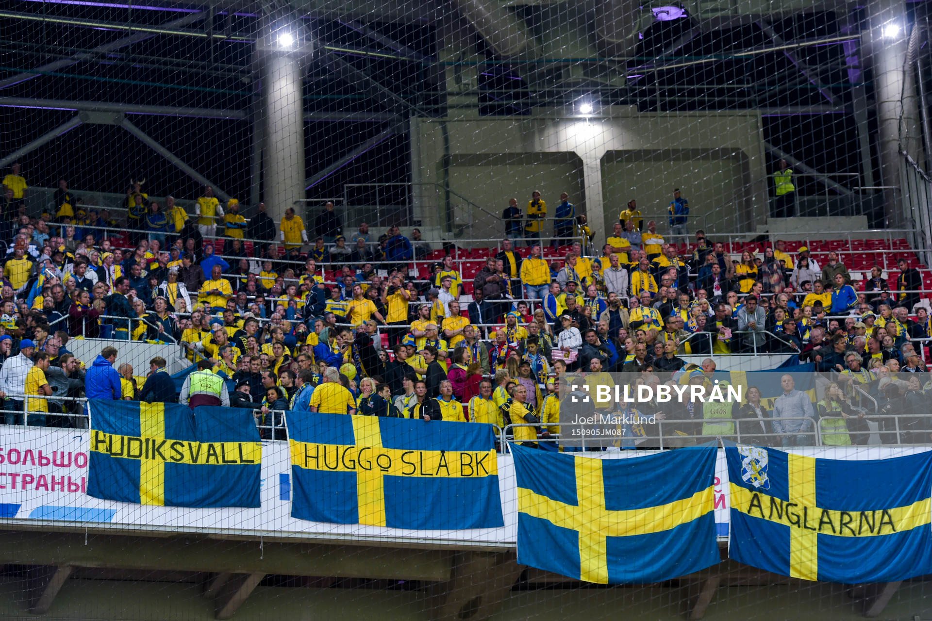 Sveriges supportrar har ännu inte släppts ut från arenan
