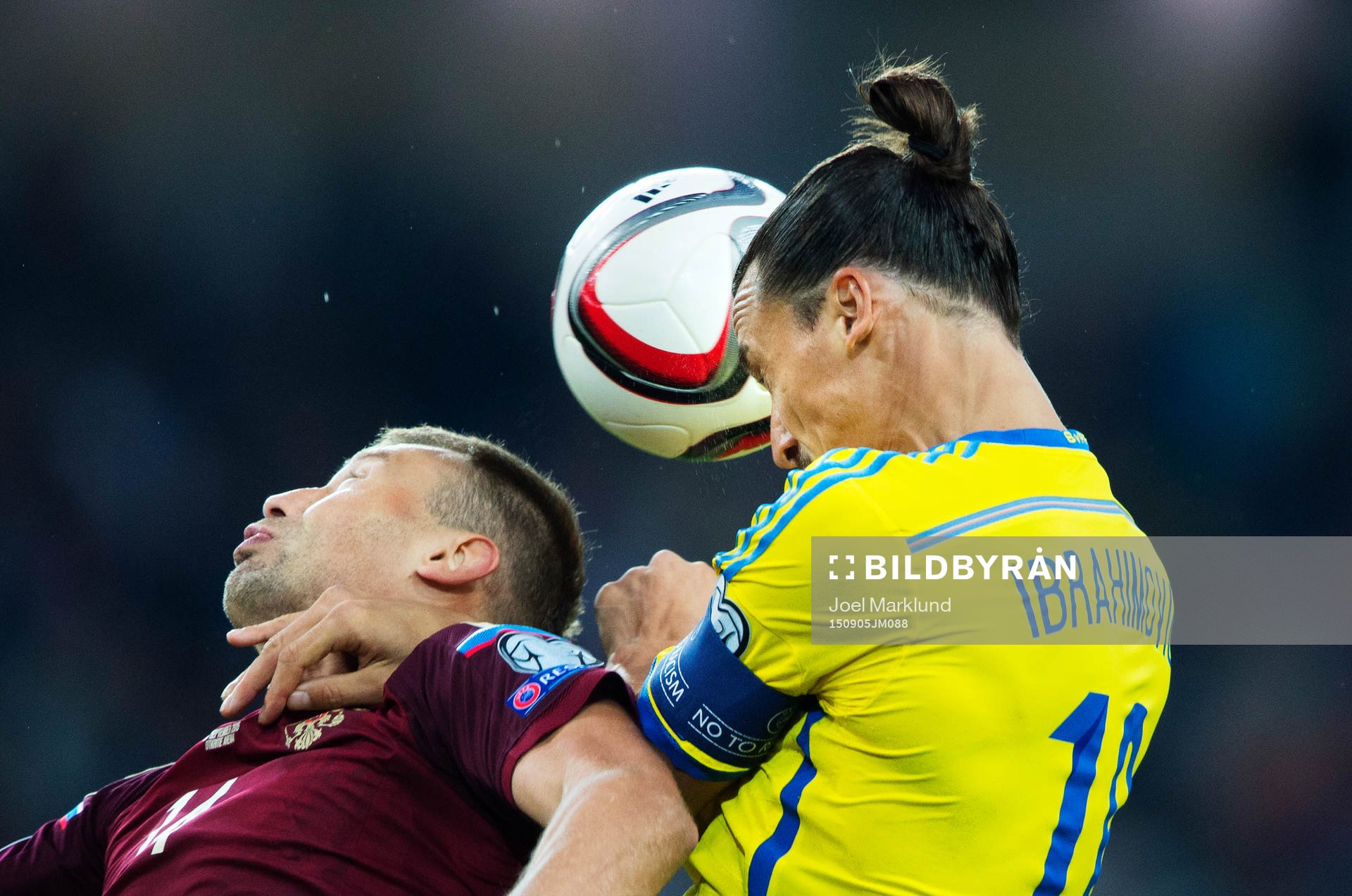 Rysslands Vasiliy Berezutski i en nickduell med Sveriges