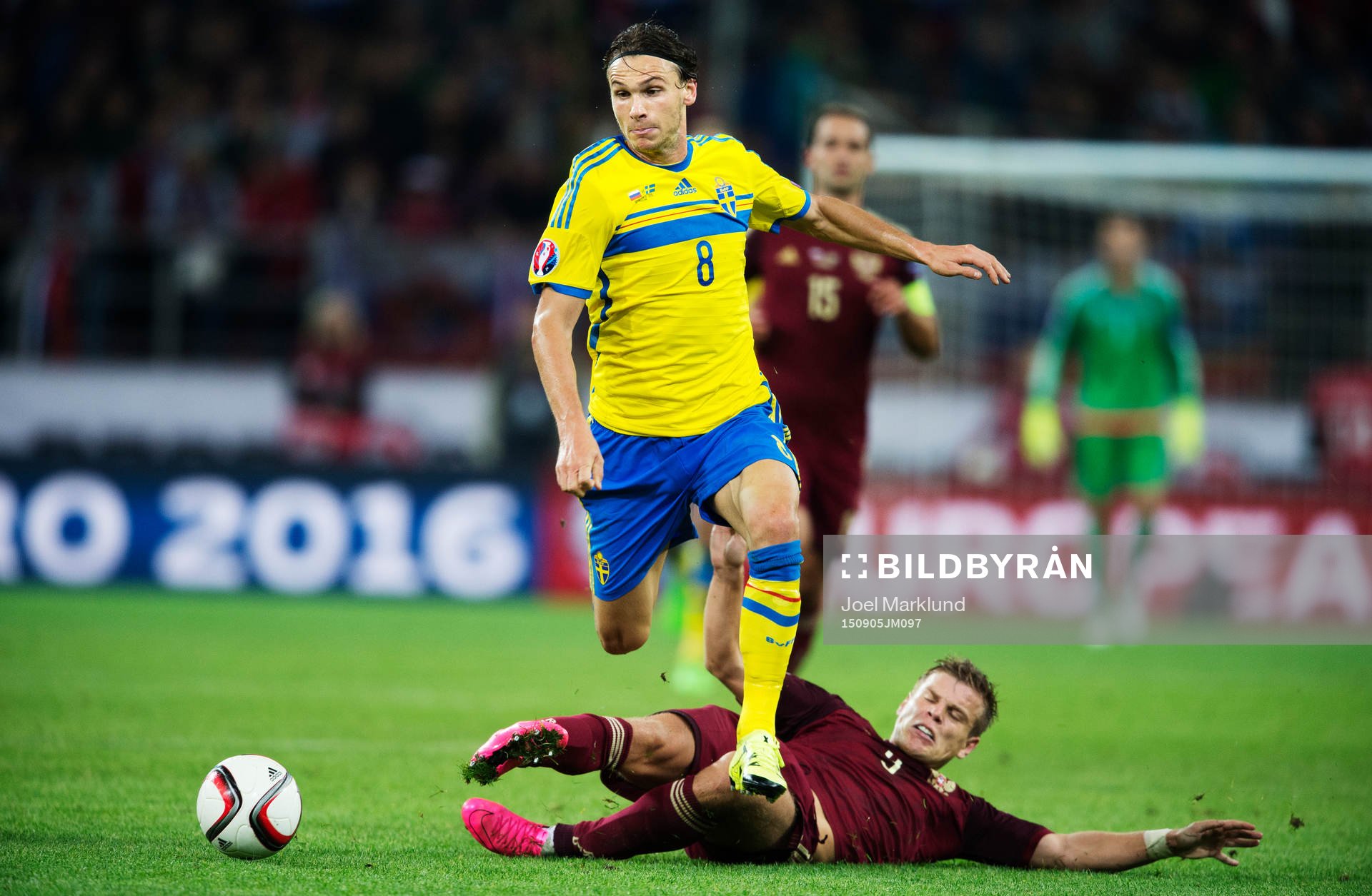 Sveriges Albin Ekdal undviker en tackling från Rysslands