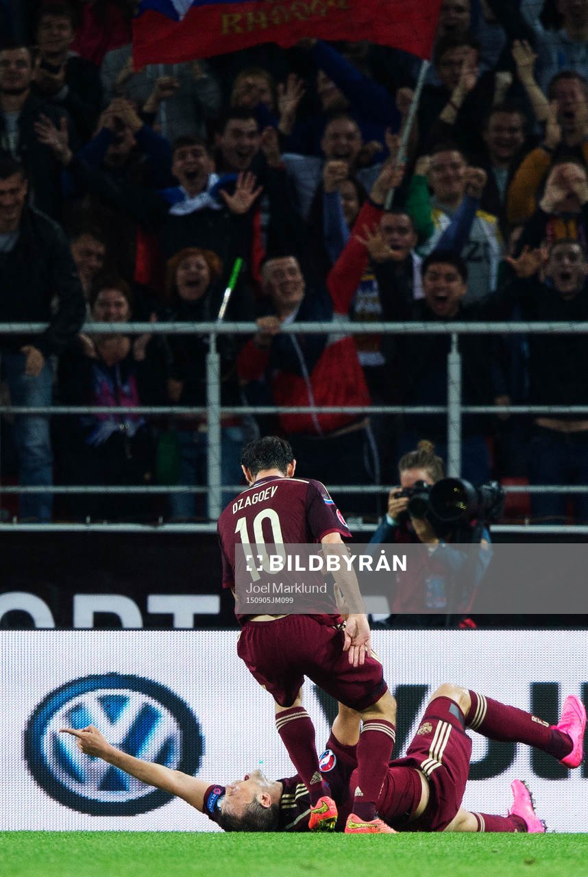Rysslands Artem Dzyuba och Alan Dzagoev jublar