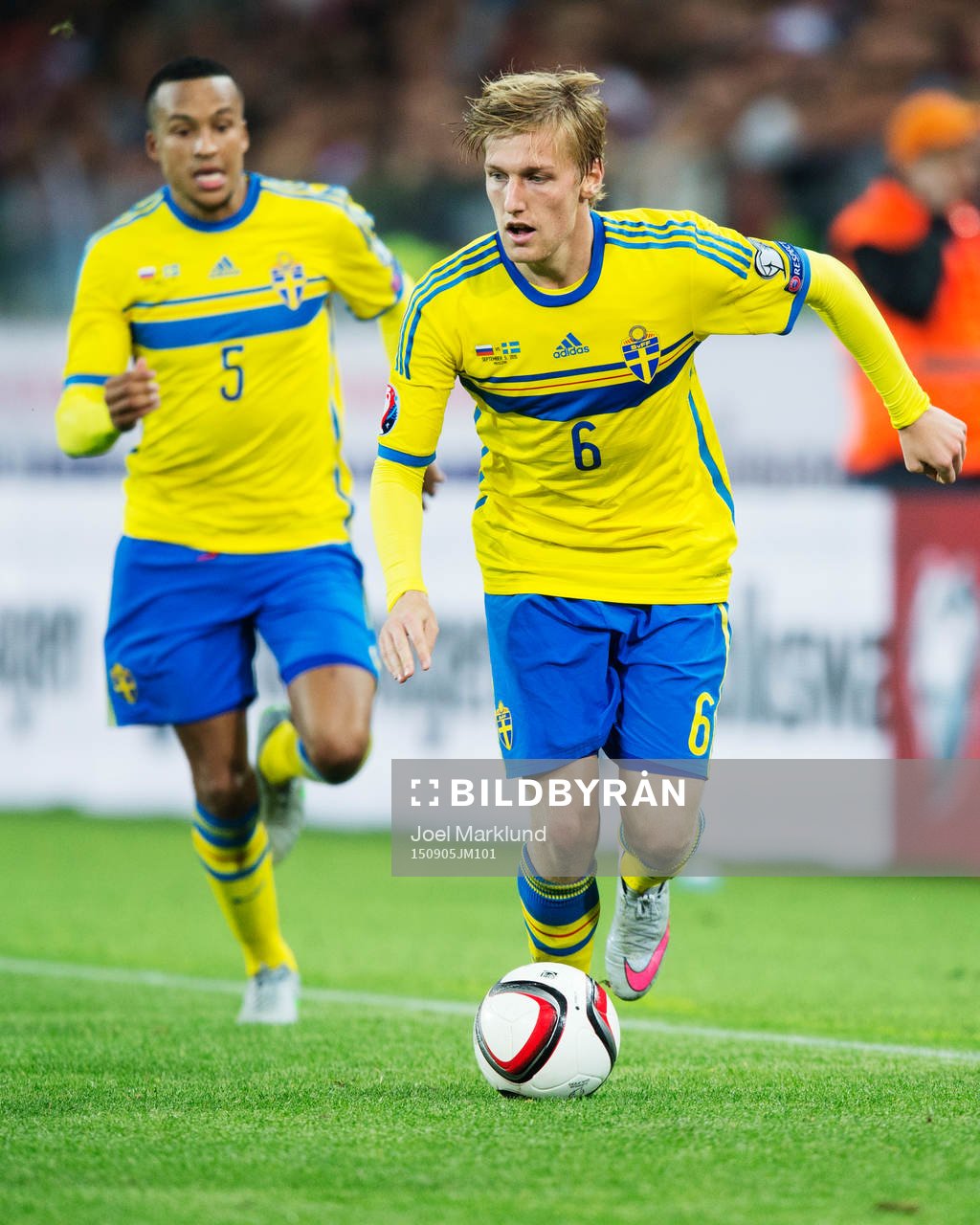 Sveriges Emil Forsberg (t h)