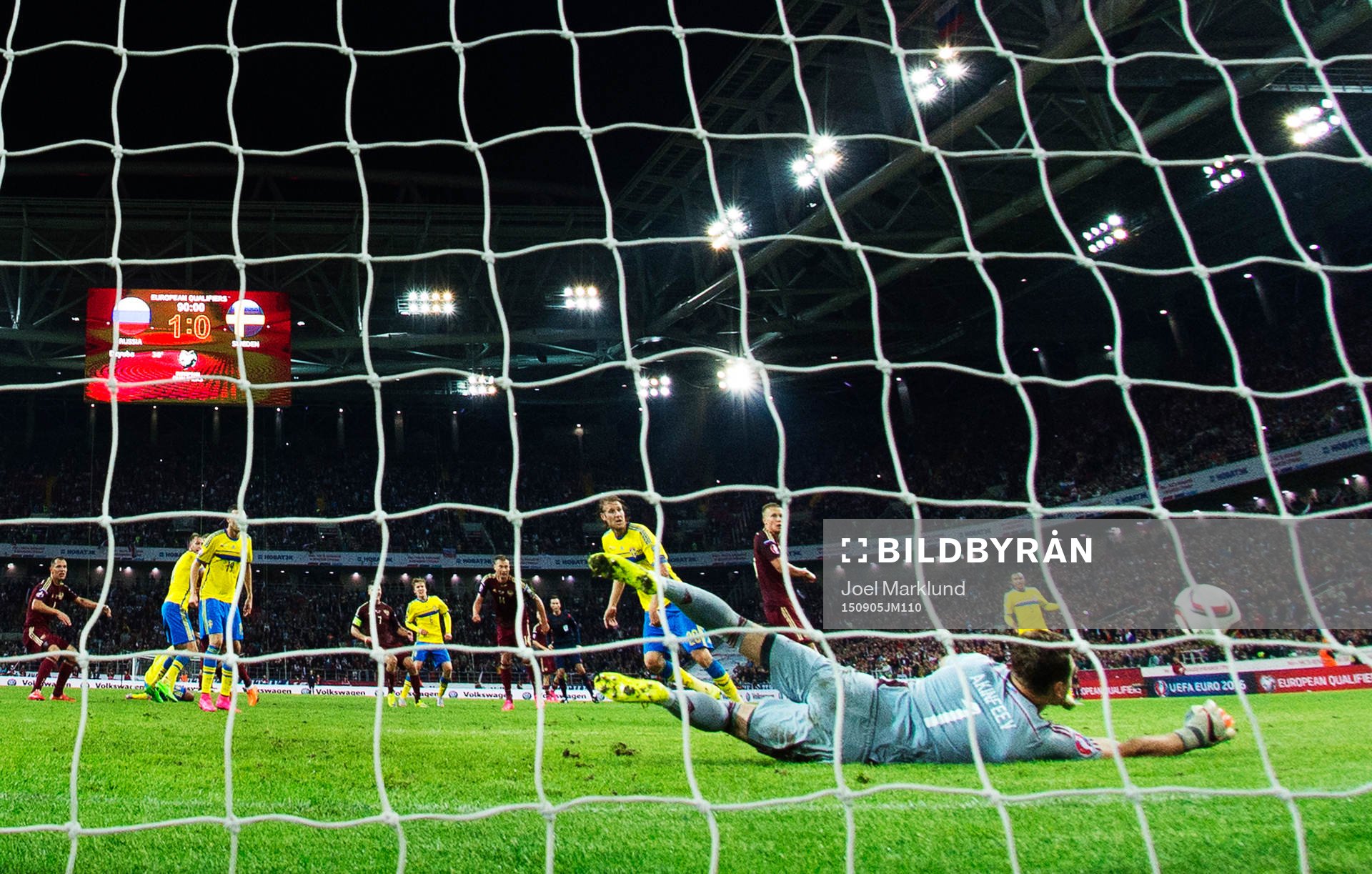 Rysslands målvakt Igor Akinfeev räddar bollen när