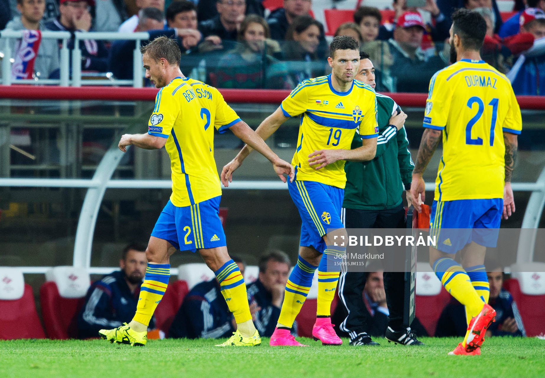 Sveriges Pierre Bengtsson, Marcus Berg och Jimmy Durmaz vid ett byte under fotbollsmatchen i EM-kvalet mellan Ryssland och Sverige den 5 september 2015 i Moskva.